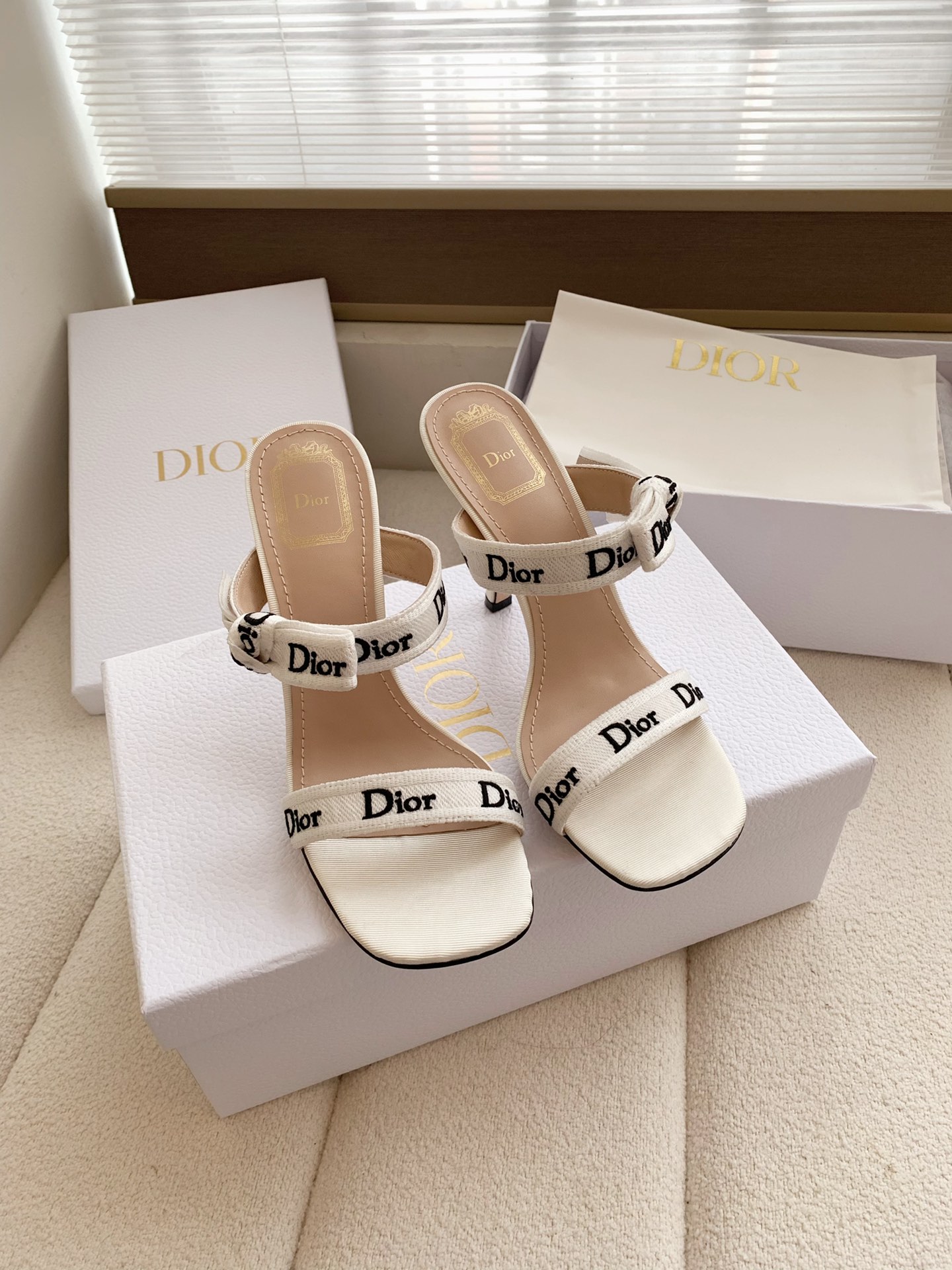 NO:788222,J'ADIOR tassel web women's shoes Dior Dior spring and summer catwalk new Adiorble high-heeled women's shoes CD star's same fashion tassel bow stiletto heel pearl letter logo hardware buckle open-toe sandals The top high-end version on the market Material: original customized tassel grosgrain upper + water-dyed sheepskin lining + original open-mold pearl hardware buckle + Italian leather outsole Heel height 10CM size35-44 (40. 41. 42.  43. Customized (no return or exchange), high heels and sandals, dior, dior, sandals, high heels, sheepskin, Leather soles19860909J‘ADIOR流苏织带女鞋 Dior 迪奥 春夏走秀新款Adiorble高跟女鞋 CD明星同款时尚流苏蝴蝶结细跟珍珠字母logo五金扣露趾凉鞋 市面顶级高端版本 材质:原版定制流苏罗缎鞋面+水染羊皮内里垫脚+原版开模珍珠五金扣+意大利真皮大底 跟高10CM size35-44（40. 41. 42. 43. 定做不退换),高跟鞋凉鞋,dior,dior,sandals,high heels,sheepskin,Leather soles,Women's Shoes
