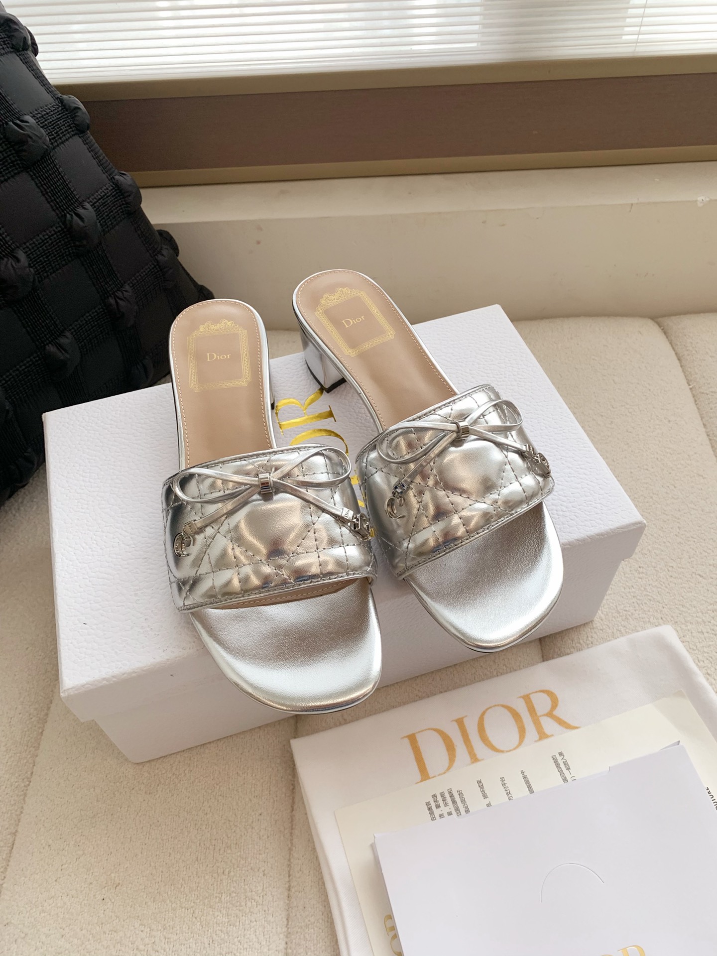 NO:780517,Dior Dior 26 new spring and summer new embroidered rhombus CD metal pendant letters flat bottom, thick heel sandals!  The top of the summer shoe cabinet, classic CD gold label + electric embroidered rhombus and fine leather, welding the nobility directly on the feet. It can be worn for commuting, vacation, and daily outings. Lazy people can get a sense of luxury in one second when going out!  Elegant and elegant!  The upper is imported calfskin, the lining is sheepskin, the genuine leather outsole imported from Italy, the heel is high and flat/4.5cm, the size is 34-43 (34, 40, 41, 42, 43 can be customized and cannot be returned or exchanged). Comes with original packaging, slippers, dior, dior, slippers, cowhide, sheepskin, Leather soles.19860909Dior迪奥26春夏新品刺绣菱格CD金属吊坠字母平底、粗跟凉拖鞋！ 夏日鞋柜的顶流 经典CD金标+电绣菱格细腻皮质,上脚直接把贵气焊在脚上 通勤、度假、日常出街都能搭,懒人出门一秒拿捏高级感！优雅大气！ 鞋面为进口小牛皮 内里垫脚羊皮 意大利进口真皮大底 跟高平底/4.5cm 码数34-43（34 40 41 42 43定做不退换） 配原版包装,拖鞋,dior,dior,slippers,cowhide,sheepskin,Leather soles,Women's Shoes