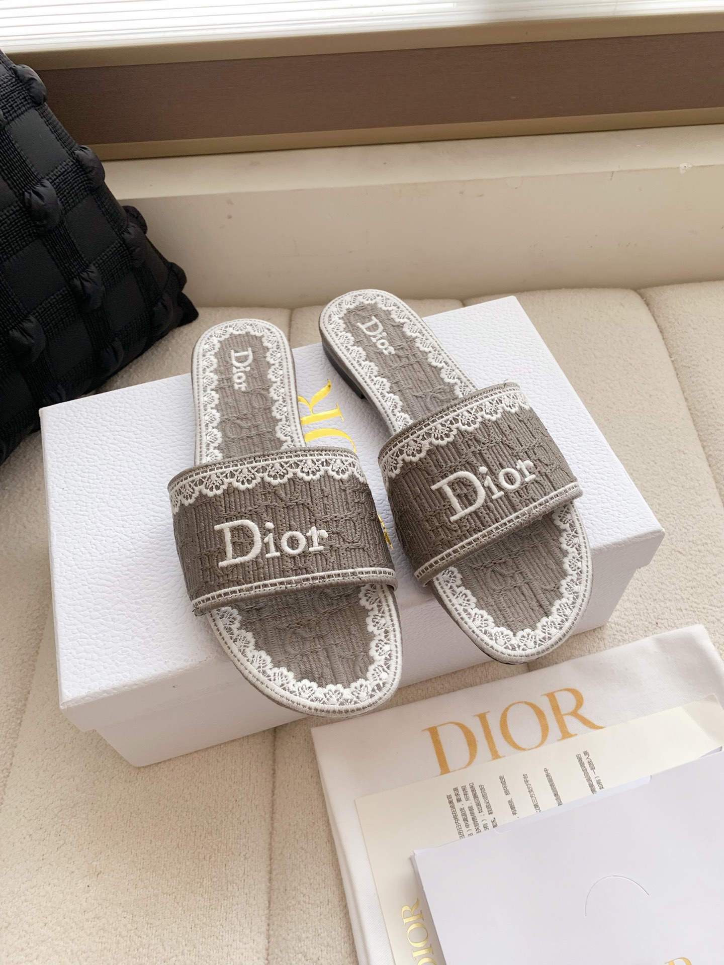 NO:780525,Spring and summer new Dior Dway CD letter lace embroidered flat sandals, cotton embroidered fabric, classic letter three-dimensional embroidered slippers, Dior 2026 spring and summer series slippers, denim blue Oblique embossed + white lace embroidery, exquisite and elegant. The wide design of the upper, the Dior logo is highly recognizable, and the thick heel structure is comfortable and easy to walk, and can be easily used in daily life or vacation. Oblique embossing is a classic element of Dior, paired with lace embroidery, the French romantic atmosphere is full!  The soles are lightweight and not tiring to wear for a long time. They are practical and fashionable. They are a must-have item for spring and summer. The uppers are made of custom-made electric embroidery and high-temperature water-soluble cotton technology fabrics. The soles are made of Italian genuine leather. The size is 34-43 (34 40.41 42 43 is custom-made and cannot be returned or exchanged). Slippers, dior, dior, slippers, Leather soles19860909春夏新款Dior 迪奥Dway CD字母蕾丝刺绣平底凉拖鞋 棉质刺绣面料 经典字母立体刺绣拖鞋 Dior 2026春夏系列拖鞋,牛仔蓝Oblique压纹+白色蕾丝刺绣,精致优雅.鞋面宽版设计,Dior标志超有辨识度,粗跟结构舒适好走,日常或度假都能轻松驾驭.Oblique压纹是Dior经典元素,搭配蕾丝刺绣,法式浪漫氛围感拉满！鞋底轻便,长时间穿也不累,实用又时髦,是春夏必入单品～ 鞋面定制电绣高温水溶棉质科技面料 鞋底意大利真皮大底 码数34-43（34 40.41 42 43定做不退换）,拖鞋,dior,dior,slippers,Leather soles,Women's Shoes