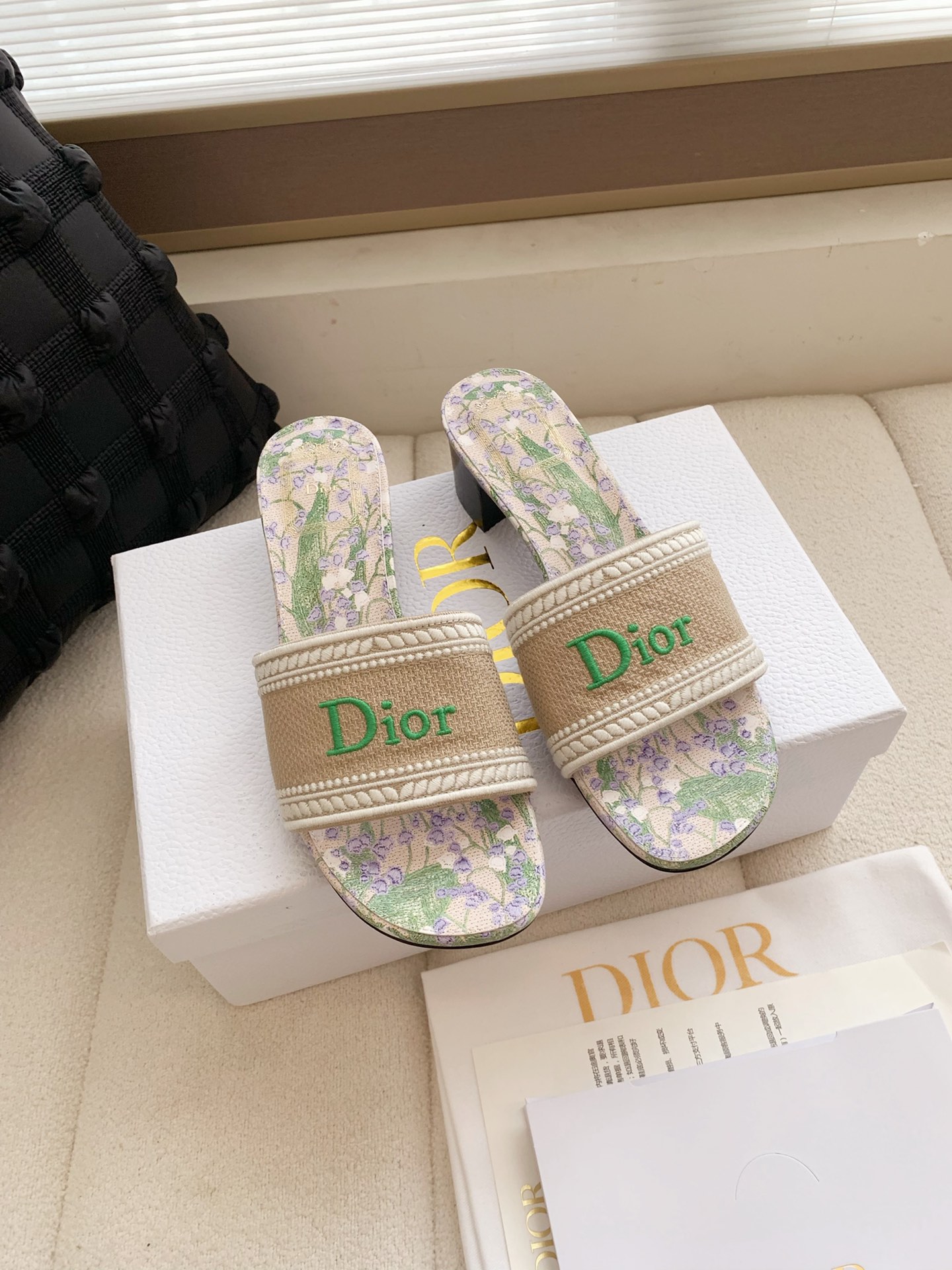 NO:780533,(Original embroidery one to one method) Dior Dior 2026 early spring new catwalk style CD embroidered logo vacation style flat bottom, thick heel slippers!  Hard goods are on a new level!  Full of high-end feel!  A popular model among bloggers at home and abroad, it is retro, fashionable and looks great on your feet!  The official website's main recommendation★ Original custom-made pure cotton thread three-dimensional electric embroidery on the upper. Imported water-dyed sheepskin lining on the inside. Original leather outsole imported from Italy. Heel height: flat, 4.5cm. Shoe size: 34-43 (34 40 41 42 43 is custom-made and non-returnable). Comes with original packaging, slippers, dior, dior, slippers, sheepskin, Leather soles.19860909（原版刺绣一比一做法） Dior迪奥2026早春新品走秀款CD刺绣logo度假风平底、粗跟拖鞋！ 硬货上新代购级别！高级感十足！国内外博主刷爆的一款,复古又时髦上脚美炸了！官网主推款★ 鞋面原版定做纯棉线立体电绣 内里进口水染羊皮里 意大利进口原色真皮大底 跟高:平底、4.5cm 鞋码:34-43（34 40 41 42 43定做不退换） 配原版包装,拖鞋,dior,dior,slippers,sheepskin,Leather soles,Women's Shoes
