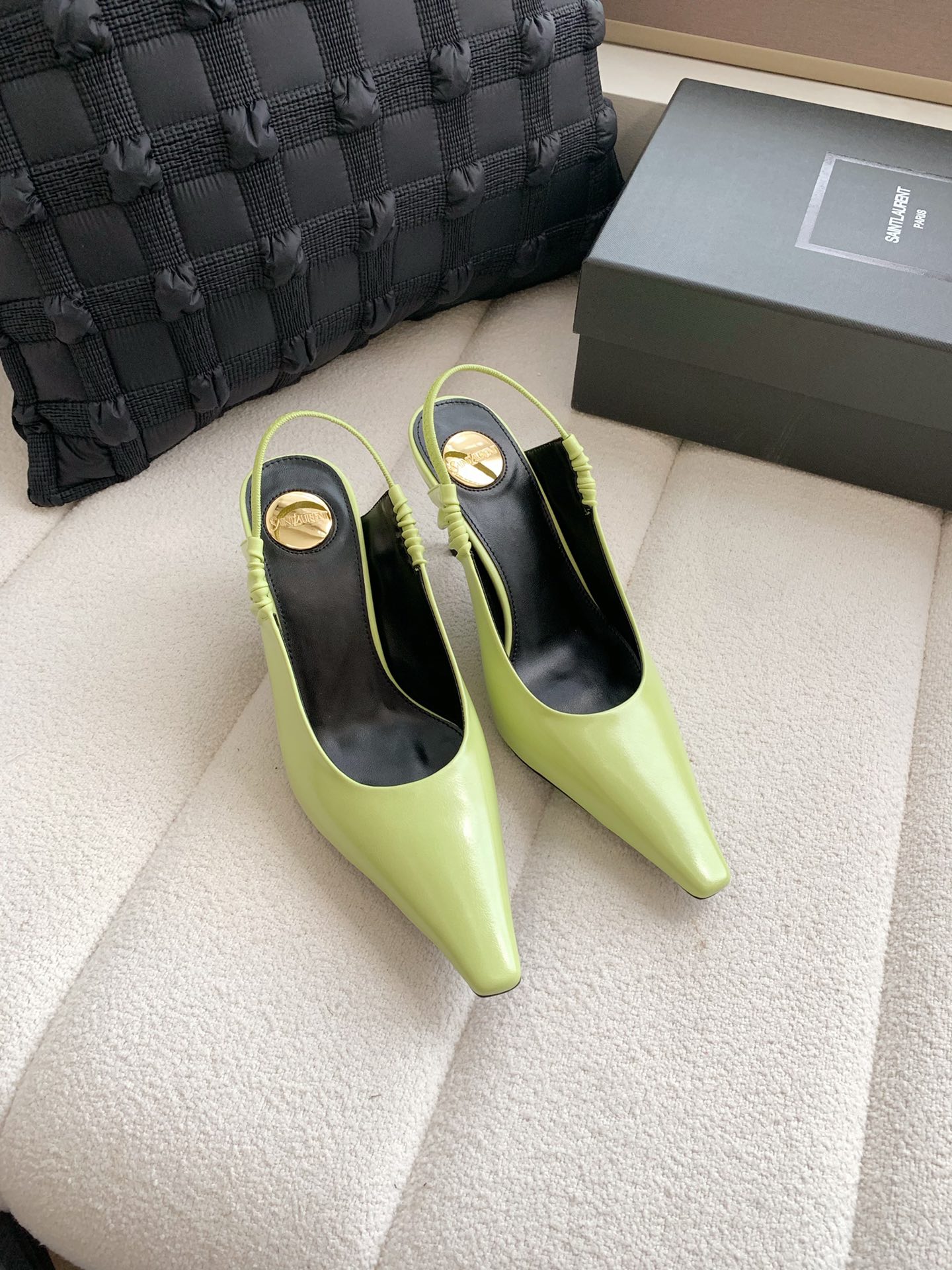 NO:780490,Saint Lauren*Saint Laurent 26/ Early spring new Saint Laurent pointed toe pleated high heels slippers  The neat lines of YSL are effortlessly fashionable. The pointed toe and stiletto heels modify the leg shape just right; the minimalist double-strap design makes every step light and powerful. This is a pair of 'universal shoes' that can hold up to all occasions. The pointed toe + stiletto heel, the upper foot directly transforms into a 'leg essence', whether it is worn with jeans or a small skirt, you can easily achieve a sense of luxury, and the summer atmosphere is all supported by it!  Say goodbye to cumbersomeness and return to authenticity. This pair of shoes uses the simplest design to outline the most moving lines. From commuting to dating, it is your most reliable 'shirt', allowing you to be low-key and dazzling in the crowd. Upper cowhide leather lining Sheepskin Heel height: 7.5cm outsole Italian leather outsole Size#35-41 (40.41 customized non-refundable), sandals, saint laurent, saint laurent, saint  laurent,sandals,slippers,skirts,cowhide,sheepskin,Leather soles19860909Saint Lauren*圣罗兰 26/ 早春新款圣罗兰尖头 褶皱 高跟 拖鞋 Ysl利落的线条,是不费力的时髦.尖头细高跟,把腿型修饰得恰到好处；极简双带设计,让每一步都轻盈又有力量.这是一双能hold住所有场合的“万能鞋”.尖头+细高跟,上脚直接变身“腿精”,不管是配牛仔还是小裙子,都能轻松拿捏高级感,夏天的氛围感,全靠它撑住！ 告别繁琐,回归本真.这双鞋用最简洁的设计,勾勒出最动人的线条.从通勤到约会,它都是你最可靠的“战袍”,让你在人群中,低调又耀眼. 鞋面牛皮 内里羊皮 跟高: 7.5cm 大底意大利真皮大底 Size#35-41（40.41定制不退换）,凉鞋,saint laurent,saint laurent,saint laurent,sandals,slippers,skirts,cowhide,sheepskin,Leather soles,Women's Shoes