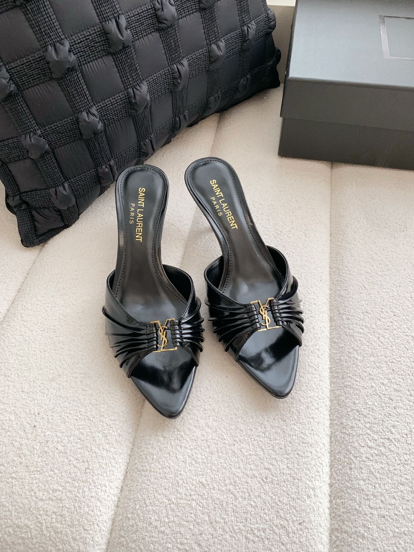 NO:780484,Saint Lauren*Saint Laurent 26/ Early spring new Saint Laurent pointed toe pleated high heels slippers  The neat lines of YSL are effortlessly fashionable. The pointed toe and stiletto heels modify the leg shape just right; the minimalist double-strap design makes every step light and powerful. This is a pair of 'universal shoes' that can hold up to all occasions. The pointed toe + stiletto heel, the upper foot directly transforms into a 'leg essence', whether it is worn with jeans or a small skirt, you can easily achieve a sense of luxury, and the summer atmosphere is all supported by it!  Say goodbye to tediousness and return to authenticity. This pair of shoes uses the simplest design to outline the most moving lines. From commuting to dating, it is your most reliable 'shirt', allowing you to be low-key and dazzling in the crowd. Upper cowhide, lining sheepskin Heel height: 6.5cm outsole Italian genuine leather outsole Size#35-41 (40.41 customized non-returnable), high heels and slippers, saint laurent, saint laurent, saint  laurent,high heels,slippers,skirts,cowhide,sheepskin,Leather soles19860909Saint Lauren*圣罗兰 26/ 早春新款圣罗兰尖头 褶皱 高跟 拖鞋 Ysl利落的线条,是不费力的时髦.尖头细高跟,把腿型修饰得恰到好处；极简双带设计,让每一步都轻盈又有力量.这是一双能hold住所有场合的“万能鞋”.尖头+细高跟,上脚直接变身“腿精”,不管是配牛仔还是小裙子,都能轻松拿捏高级感,夏天的氛围感,全靠它撑住！ 告别繁琐,回归本真.这双鞋用最简洁的设计,勾勒出最动人的线条.从通勤到约会,它都是你最可靠的“战袍”,让你在人群中,低调又耀眼. 鞋面牛皮 内里羊皮 跟高: 6.5cm 大底意大利真皮大底 Size#35-41（40.41定制不退换）,高跟鞋拖鞋,saint laurent,saint laurent,saint laurent,high heels,slippers,skirts,cowhide,sheepskin,Leather soles,Women's Shoes