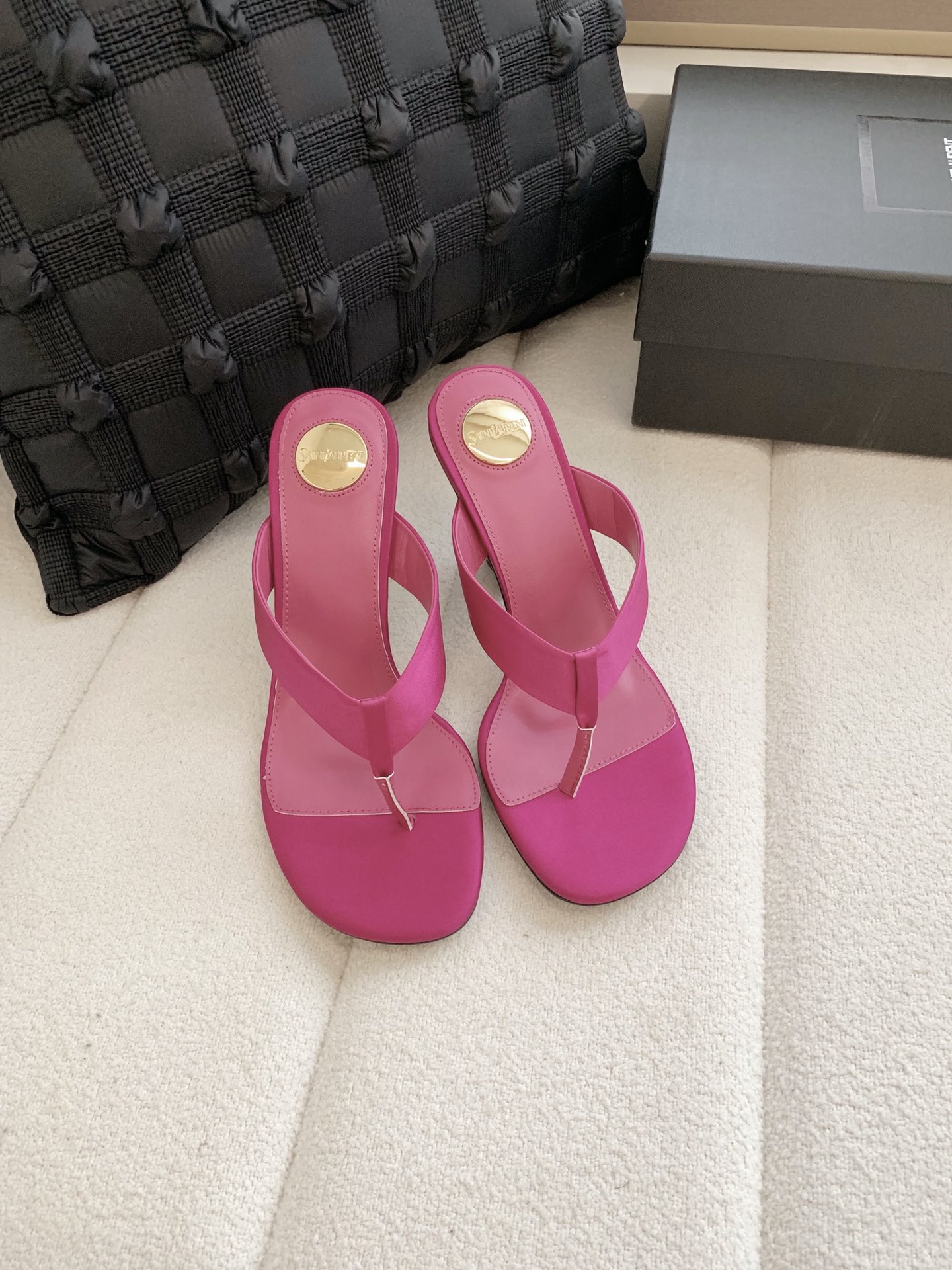 NO:780539,Saint Lauren*Saint Laurent 26/ Early spring new Saint Laurent pointed toe pleated high heels slippers  The neat lines of YSL are effortlessly fashionable. The pointed toe and stiletto heels modify the leg shape just right; the minimalist double-strap design makes every step light and powerful. This is a pair of 'universal shoes' that can hold up to all occasions. The pointed toe + stiletto heel, the upper foot directly transforms into a 'leg essence', whether it is worn with jeans or a small skirt, you can easily achieve a sense of luxury, and the summer atmosphere is all supported by it!  Say goodbye to tediousness and return to authenticity. This pair of shoes uses the simplest design to outline the most moving lines. From commuting to dating, it is your most reliable 'shirt', allowing you to be low-key and dazzling in the crowd. Upper cowhide, lining sheepskin Heel height: 8.5cm outsole Italian genuine leather outsole Size #35-41 (40.41 customized non-returnable), split-toe shoes, saint laurent, saint laurent, saint  laurent,slippers,skirts,cowhide,sheepskin,leather soles19860909Saint Lauren*圣罗兰 26/ 早春新款圣罗兰尖头 褶皱 高跟 拖鞋 Ysl利落的线条,是不费力的时髦.尖头细高跟,把腿型修饰得恰到好处；极简双带设计,让每一步都轻盈又有力量.这是一双能hold住所有场合的“万能鞋”.尖头+细高跟,上脚直接变身“腿精”,不管是配牛仔还是小裙子,都能轻松拿捏高级感,夏天的氛围感,全靠它撑住！ 告别繁琐,回归本真.这双鞋用最简洁的设计,勾勒出最动人的线条.从通勤到约会,它都是你最可靠的“战袍”,让你在人群中,低调又耀眼. 鞋面牛皮 内里羊皮 跟高: 8.5cm 大底意大利真皮大底 Size#35-41（40.41定制不退换）,分趾鞋,saint laurent,saint laurent,saint laurent,slippers,skirts,cowhide,sheepskin,Leather soles,Women's Shoes