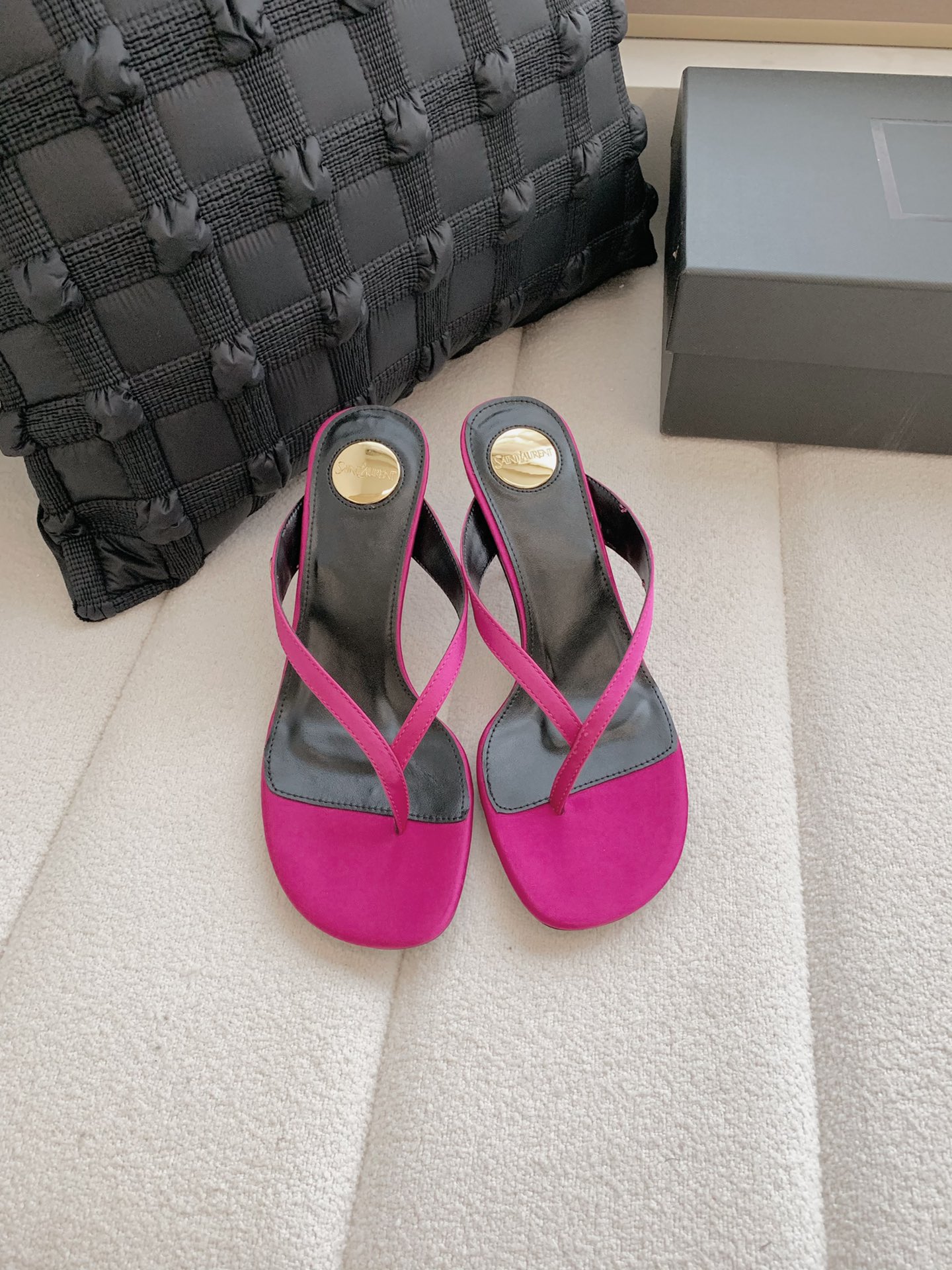 NO:780546,Saint Lauren*Saint Laurent 26/ Early spring new Saint Laurent pointed toe pleated high heels slippers  The neat lines of YSL are effortlessly fashionable. The pointed toe and stiletto heels modify the leg shape just right; the minimalist double-strap design makes every step light and powerful. This is a pair of 'universal shoes' that can hold up to all occasions. The pointed toe + stiletto heel, the upper foot directly transforms into a 'leg essence', whether it is worn with jeans or a small skirt, you can easily achieve a sense of luxury, and the summer atmosphere is all supported by it!  Say goodbye to tediousness and return to authenticity. This pair of shoes uses the simplest design to outline the most moving lines. From commuting to dating, it is your most reliable 'shirt', making you low-key and dazzling in the crowd. Upper cowhide leather lining sheepskin Heel height: 7.5cm outsole Italian leather outsole Size#35-41 (40.41 customized non-refundable), split-toe shoes, saint laurent, saint laurent, saint  laurent,slippers,skirts,cowhide,sheepskin,Leather soles19860909Saint Lauren*圣罗兰 26/ 早春新款圣罗兰尖头 褶皱 高跟 拖鞋 Ysl利落的线条,是不费力的时髦.尖头细高跟,把腿型修饰得恰到好处；极简双带设计,让每一步都轻盈又有力量.这是一双能hold住所有场合的“万能鞋”.尖头+细高跟,上脚直接变身“腿精”,不管是配牛仔还是小裙子,都能轻松拿捏高级感,夏天的氛围感,全靠它撑住！ 告别繁琐,回归本真.这双鞋用最简洁的设计,勾勒出最动人的线条.从通勤到约会,它都是你最可靠的“战袍”,让你在人群中,低调又耀眼. 鞋面牛皮 内里羊皮 跟高: 7.5cm 大底意大利真皮大底 Size#35-41（40.41定制不退换）,分趾鞋,saint laurent,saint laurent,saint laurent,slippers,skirts,cowhide,sheepskin,Leather soles,Women's Shoes