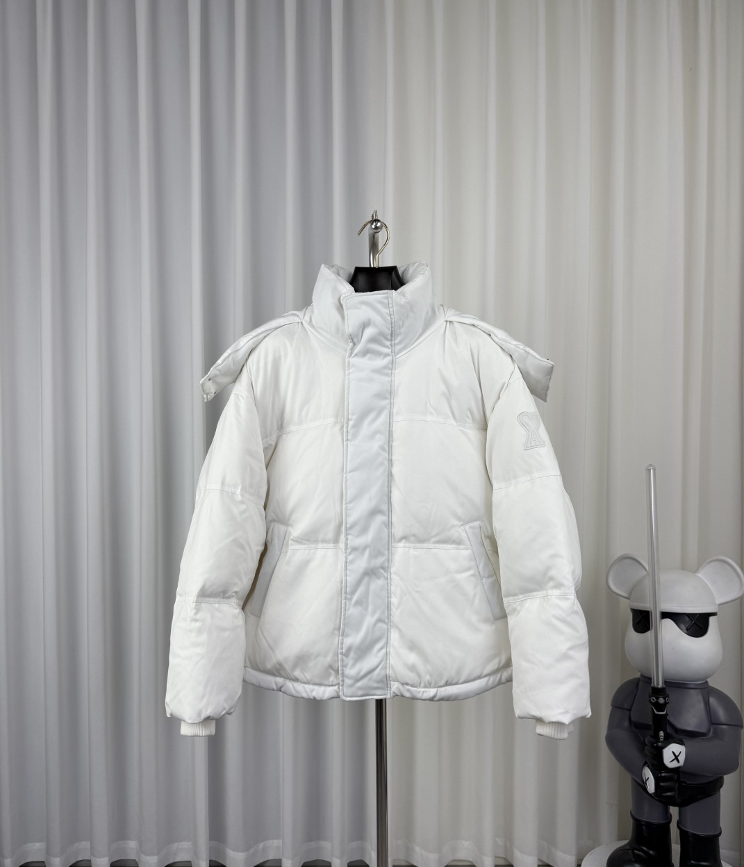 High-Quality Winter Caps and Buns by AMI: French Design, Luxurious Fabrics, Unique Details - 图片 1