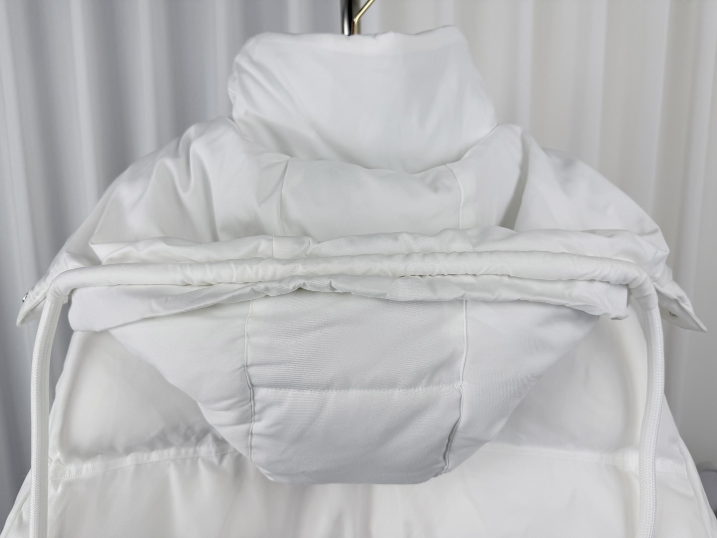 High-Quality Winter Caps and Buns by AMI: French Design, Luxurious Fabrics, Unique Details - 图片 9