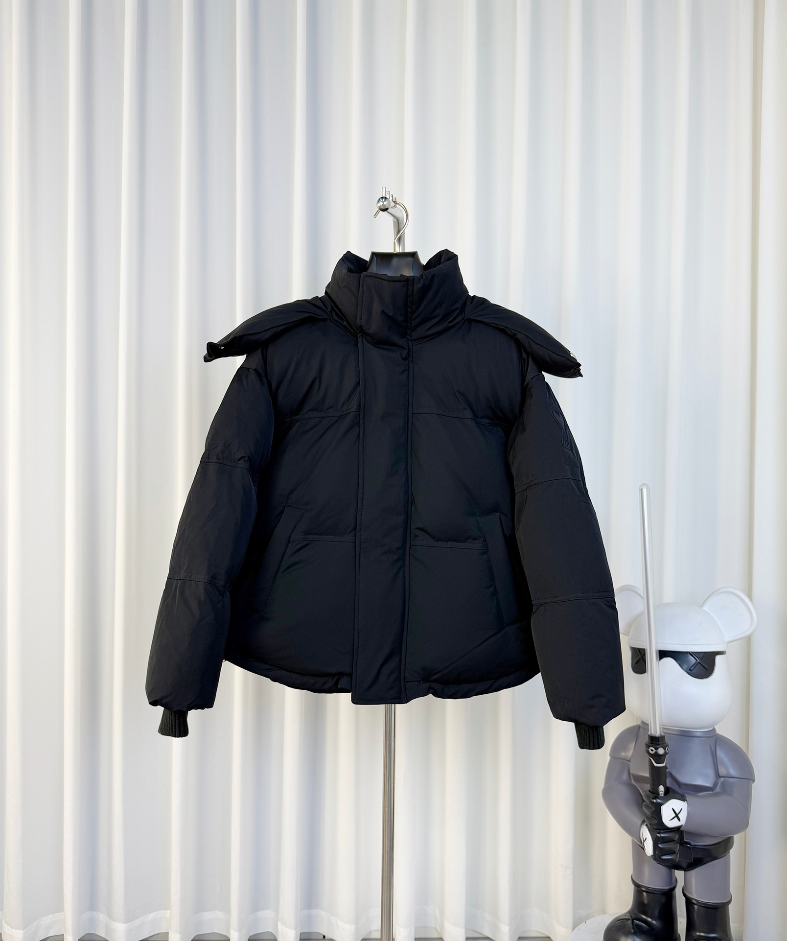 Luxurious Winter Caps and Buns by AMI: High-Quality Materials and Elegant Design