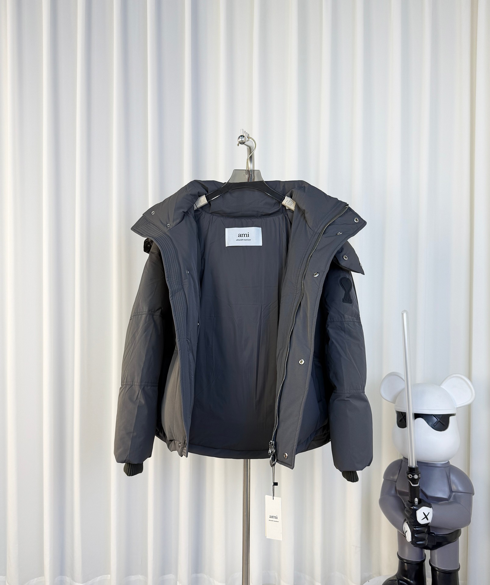 AMIParis Winter Caps and Buns: Luxurious French Design with High-Tech Fabrics - 图片 4