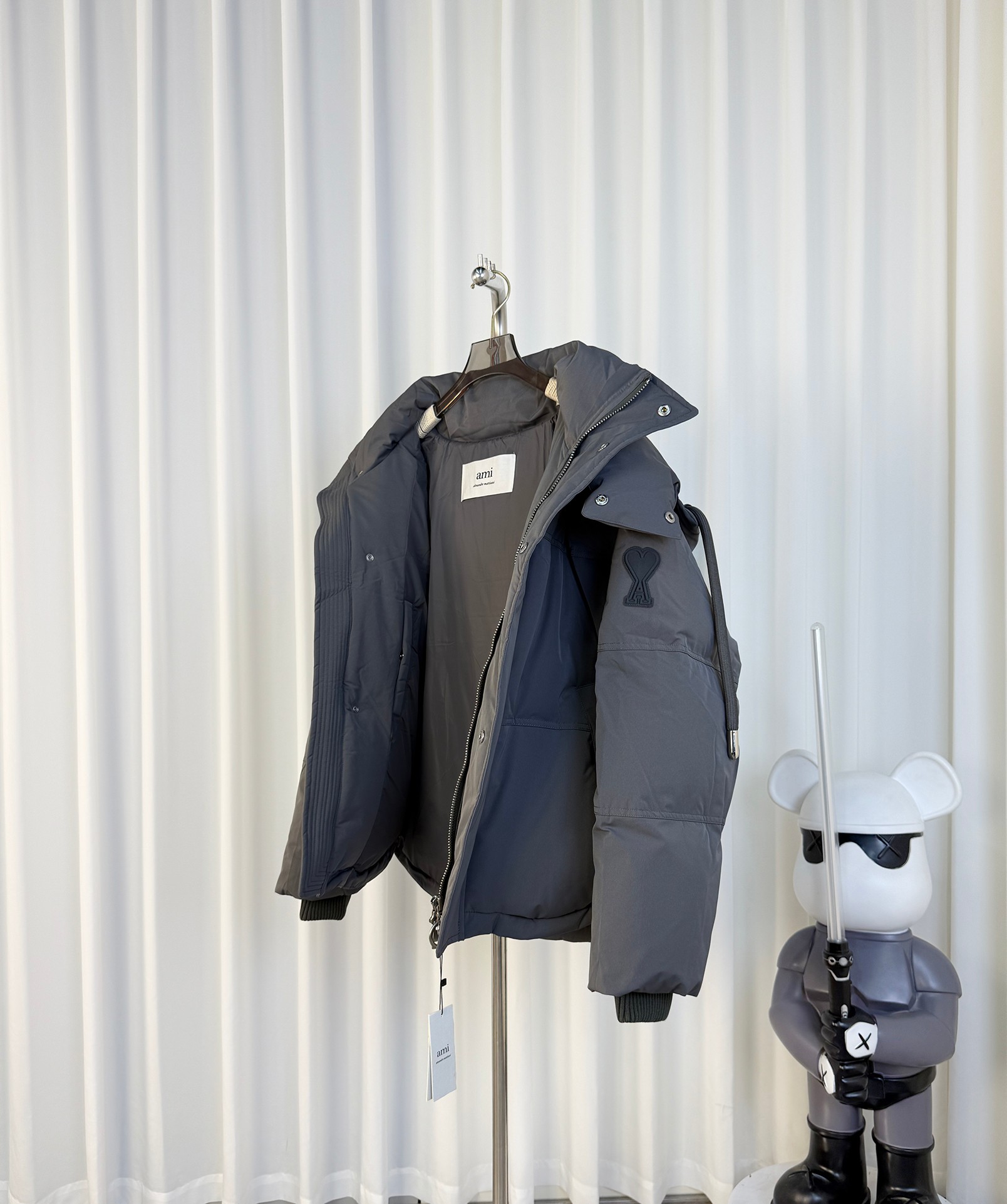 AMIParis Winter Caps and Buns: Luxurious French Design with High-Tech Fabrics - 图片 6