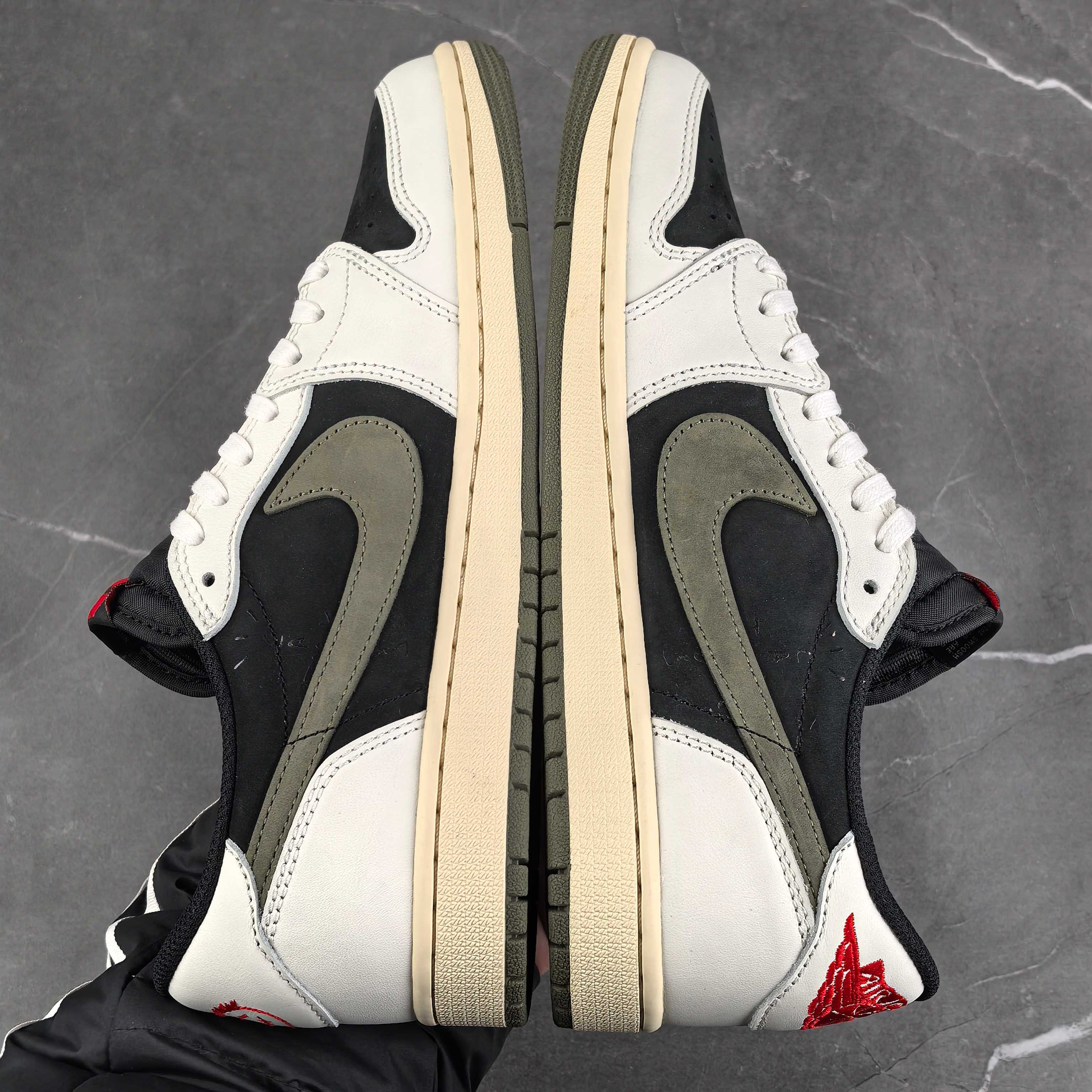 
外贸版 Air jordan 1 倒钩橄榄绿
顶尖外贸大厂出品 鞋型、用料标杆水准 
独家私模开发打造