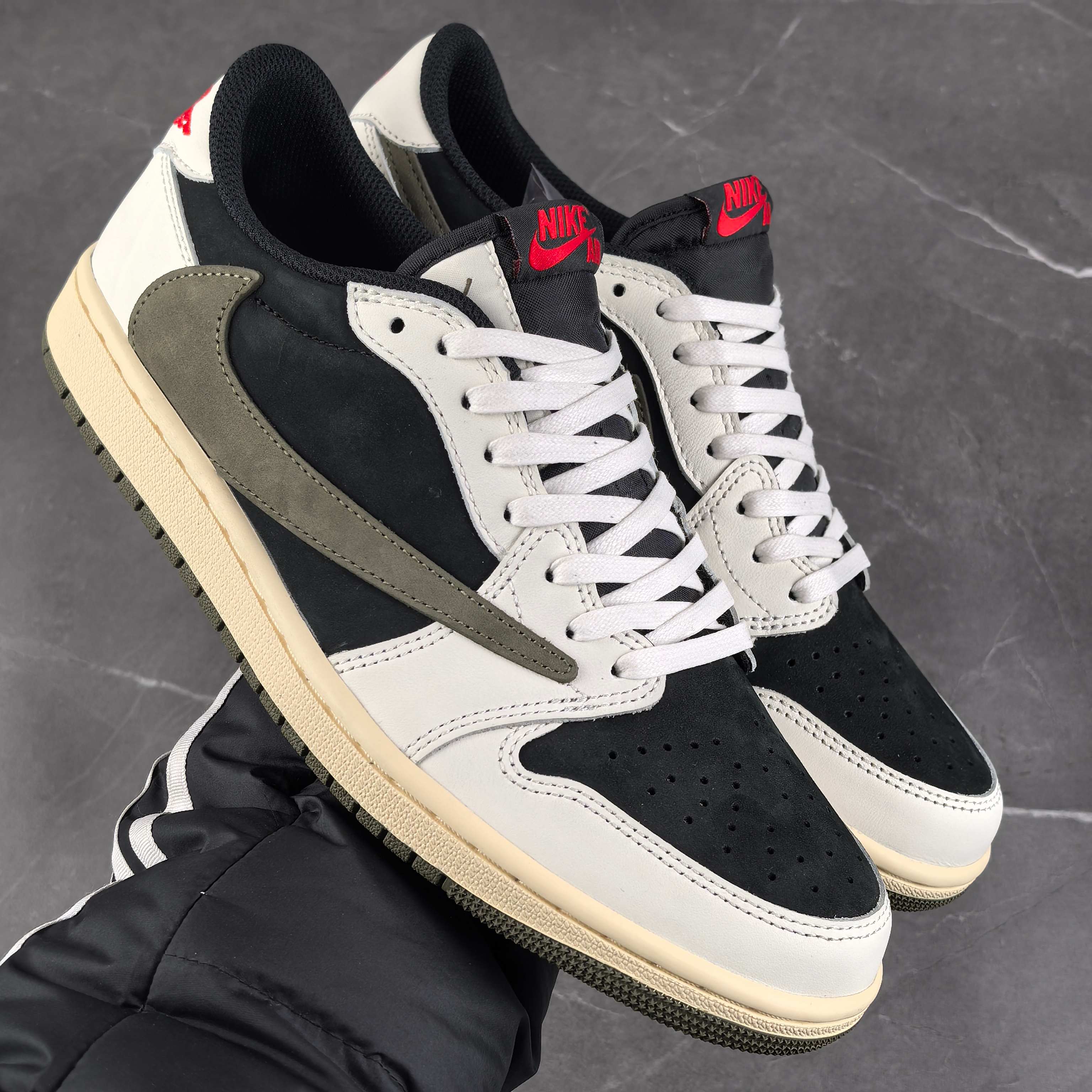 
外贸版 Air jordan 1 倒钩橄榄绿
顶尖外贸大厂出品 鞋型、用料标杆水准 
独家私模开发打造
