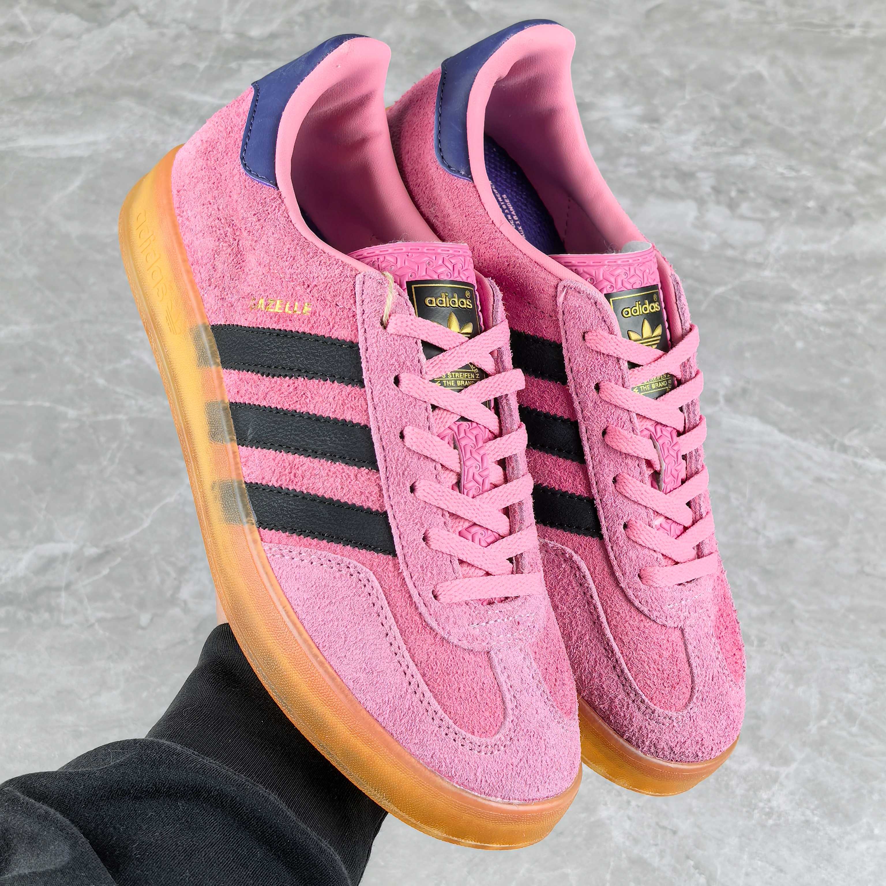 
adidas originals Gazelle 黑粉
全码现货入库！原厂可对比正品参考！原厂工艺！市