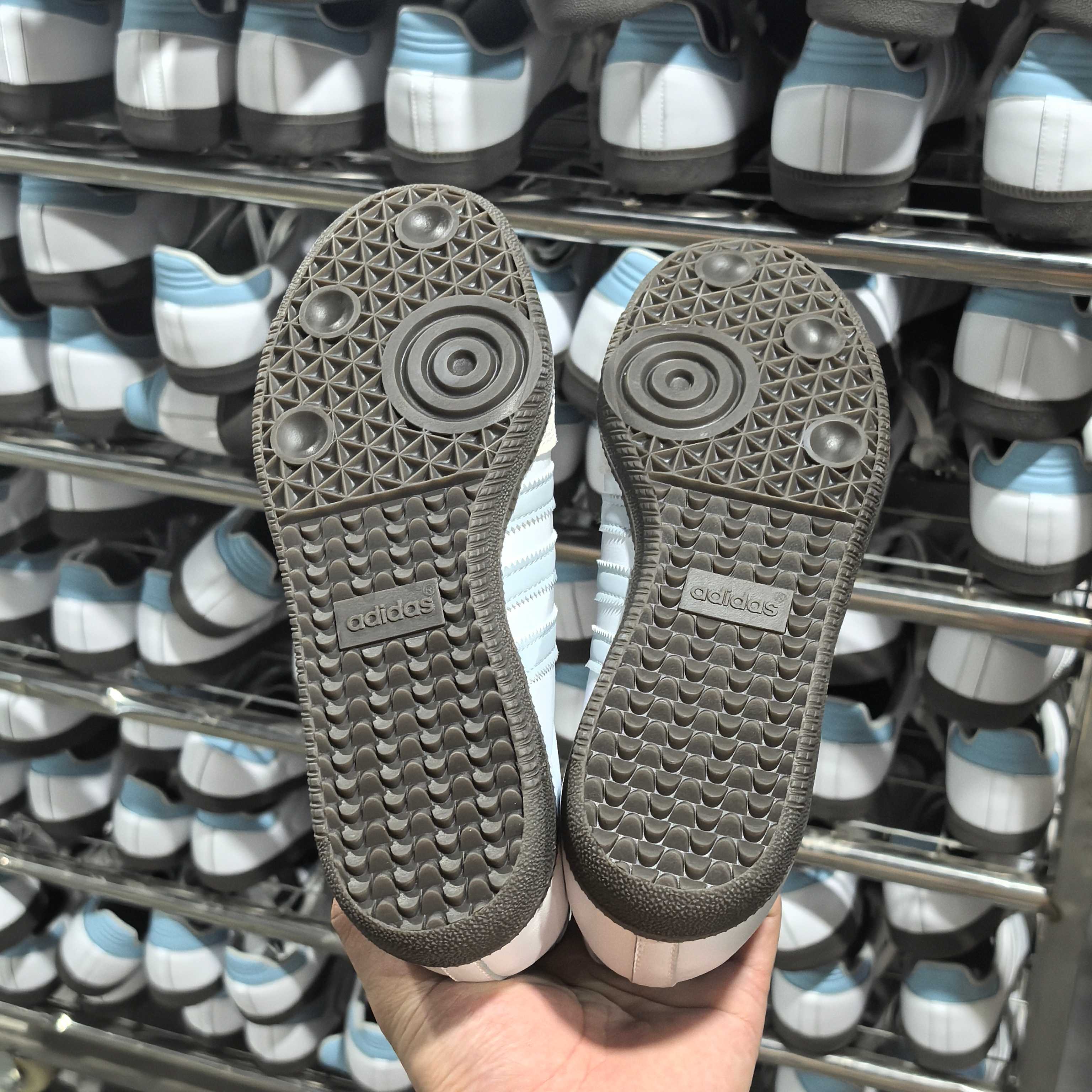 德训Samba系列白蓝全码补货入库＃独家定制皮料 柔软度 质感接近头层＃同步原纸板扁头 驼背 杜绝一眼假