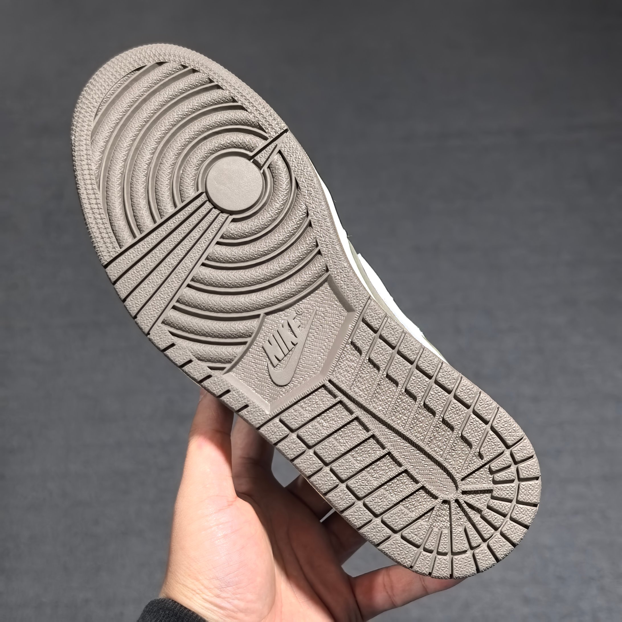 原厂皮FK订单版本白棕倒钩低帮东莞顶级制作团队打造全新一档倒钩系列广硕原班底打造严格执行1:1做货工艺标