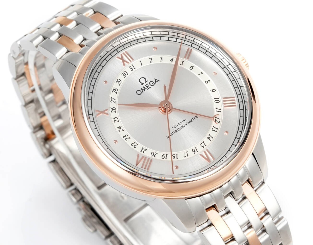 NO:662806,platinum  The new four-pin Omega De Ville series 434.23.42.22.02.001 has an elegant design style and is deeply loved by watch lovers. The diameter of the watch is 42 mm and the size is moderate. The case is made of fine steel and has been carefully processed.  The grinding and polishing treatment, gloss and texture make people fall in love with it. The dial design is simple yet exquisite. The classic silver dial with delicate scales and hands makes people feel its extraordinary texture at a glance. The dial provides  The calendar function is located in the inner circle of the dial in the form of a calendar ring, and the fourth 'crescent pointer' is used to indicate the date. It can be easily handled whether it is worn daily or attended to formal occasions. It is equipped with an automatic mechanical movement inside, which can provide 60 hours of power reserve when fully wound. It uses coaxial escapement technology, which effectively reduces the wear and energy consumption of the movement, thereby extending the service life of the movement. It ensures its accurate timekeeping performance in various environments.,,omega19860909白金 新款四针欧米茄.碟飞系列434.23.42.22.02.001、高雅的设计风格,深受表友们喜爱.42毫米的表径,大小适中,表壳采用精钢材质,经过精细的打磨和抛光处理,光泽度和质感,让人爱不释手,表盘设计简约而不失精致,经典的银色表盘搭配细腻的刻度与指针,让人一眼就能感受到其不凡的质感.表盘上提供日历功能,以日历圈的形式位于表盘内圈,第四根“新月形指针”用来指示日期.无论是日常佩戴还是出席正式场合,都能轻松应对.内部搭载自动机械机芯,上满链可以提供60小时的动储,采用了同轴擒纵技术,有效减少了机芯的磨损和能量消耗,从而延长了机芯的使用寿命.确保了其在各种环境下的精准走时性能.,,omega,Watch