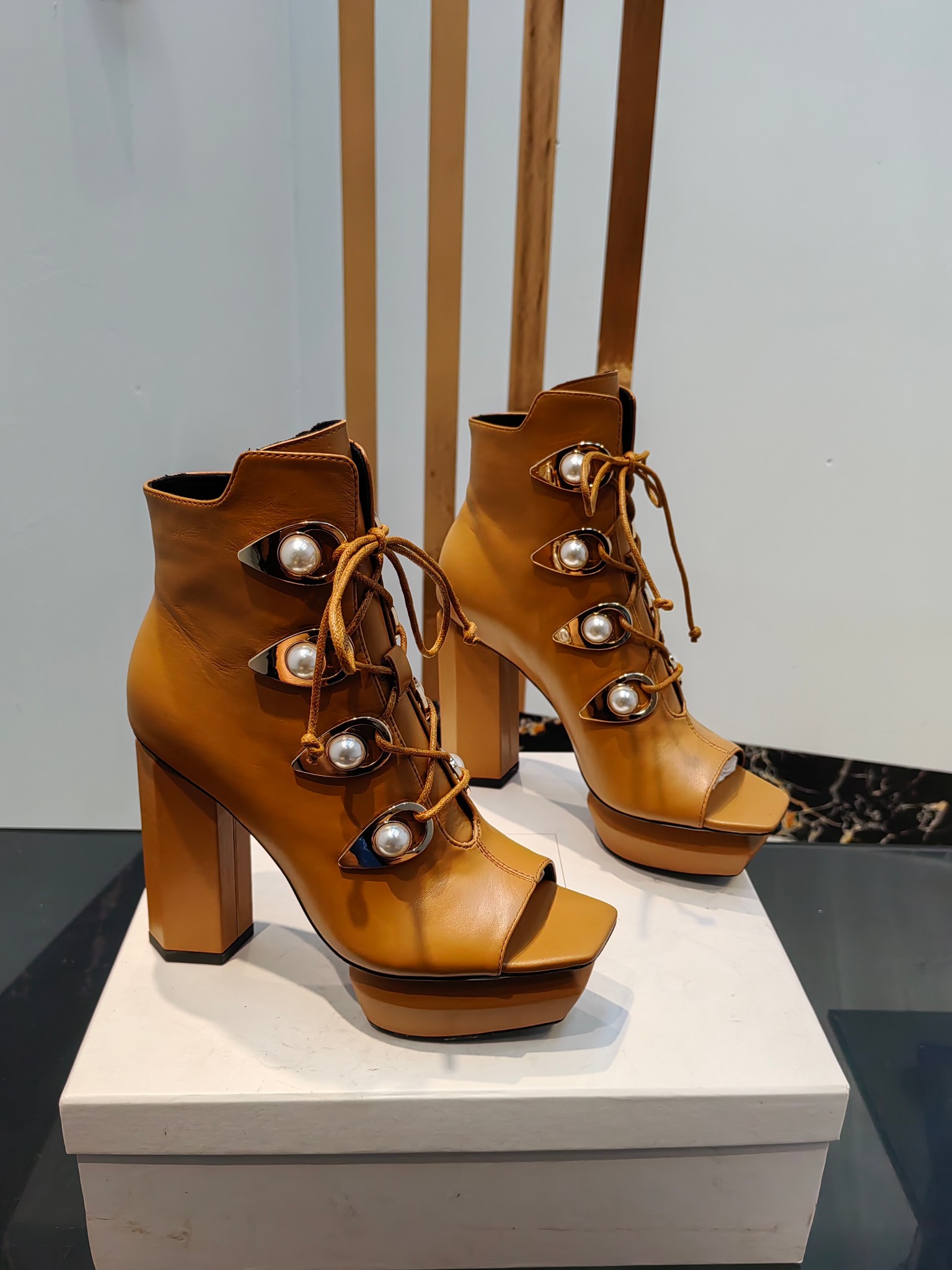 NO:482173,Factory, * Balmain's latest autumn and winter fashion fashion boots, the brand Balmain was founded by French fashion designer (Pierre Balmain) in the year, and has become the three custom fashion giants after World War II. [Insidious] [Insidious] This model uses pure hand-crafted craftsmanship to create unique fashion elements. Balmain is becoming more unique and outstanding. Come quickly with a pair of Balmain's small beautiful shoes with invincible aura and beautiful aura [grin] [grin] [grin] This short boot is really full of momentum and beautiful [grin] [grin] [grin] [grin] The boots are really imposing and beautiful [grin] [grin] [grin] [grin] The original factory is developed, no original product is not made of goods. Material imported cowhide + original mold metal buckle/pearl. Imported cowhide leather inside. Heel height is 11.5. Outsole: Italian imported leather outsole. Balmain: Original trim open mold size: 36--42 (40.41.42 custom-made non-return and exchange), high heels sandals, balmain, sandals, boots, high heels, cowhide, Leather soles19860909工厂出,* 巴尔曼秋冬最新款走秀时装凉靴,  品牌巴尔曼由法国时装设计师（皮埃尔.巴尔曼）先生创立于年的老牌定制时装屋,与、并列成为二战之后的定制时装三巨头[阴险][阴险]此款采用纯手工精工打造别具一格的时尚元素 巴尔曼 愈发別致出众 赶紧来一双巴尔曼小美鞋率性的 无敌气场无敌好看[呲牙][呲牙][呲牙]这短靴真是气势十足 好看的不行[呲牙][呲牙][呲牙]  原厂开发,无原版不做货   材质进口牛皮+原版开模金属扣/珍珠 内里进口牛皮 跟高11.5 大底: 意大利进口真皮大底 饰扣: 原版饰扣开模 码数: 36--42（40.41.42定制不退换）,高跟鞋凉鞋,balmain,sandals,boots,high heels,cowhide,Leather soles,Women's Shoes