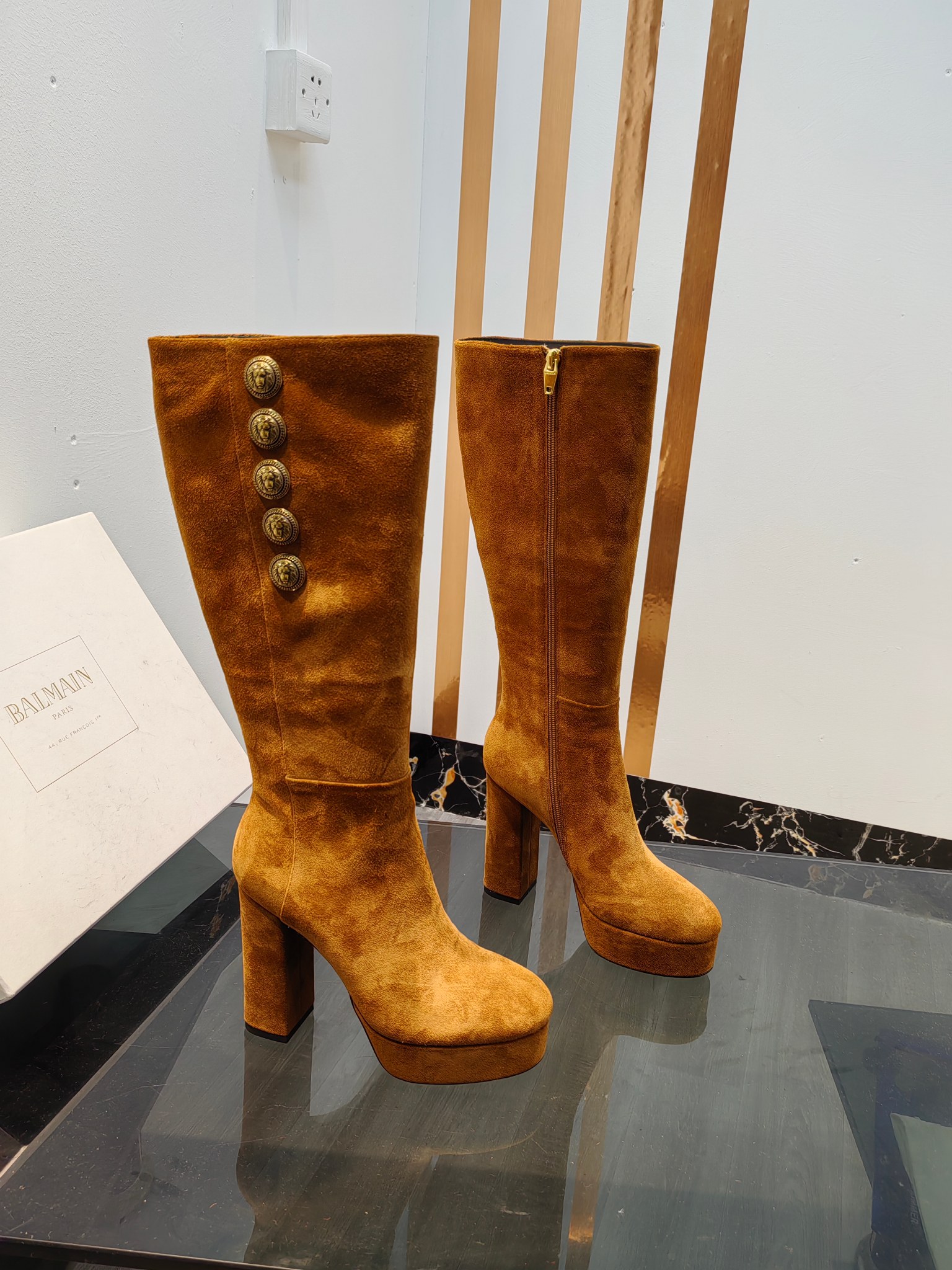 NO:482153,Balmain autumn and winter latest fashion boots, fashionable high-heeled waterproof platform boots. Brand Balmain was founded by French fashion designer (Pierre Balmain) in 2019. It has become the three custom fashion giants after World War II. [Insidious] [Insidious] This model uses pure hand-crafted craftsmanship to create unique fashion elements. Balmain is becoming more unique and outstanding. Come quickly with a pair of Balmain's small beautiful shoes. Invincible aura is invincible and beautiful [grin] [grin] [grin] This short boot is really imposing and beautiful [grin] [grin] [grin] [grin] The original factory is developed, no original product is not made. Material imported cowhide + imported cowhide + original mold metal buckle. The inner imported cowhide has a height of 11.5. Outsole: Italian imported leather sole. Grin: Original trim opening code: 36--42 (40.41.42 custom-made, non-return and exchange), boots, balmain, boots, cowhide, Leather soles19860909牛反绒,* 巴尔曼秋冬 最新款走秀时装靴,时尚高跟防水台长靴  品牌巴尔曼由法国时装设计师（皮埃尔.巴尔曼）先生创立于年的老牌定制时装屋,与、并列成为二战之后的定制时装三巨头[阴险][阴险]此款采用纯手工精工打造别具一格的时尚元素 巴尔曼 愈发別致出众 赶紧来一双巴尔曼小美鞋率性的 无敌气场无敌好看[呲牙][呲牙][呲牙]这短靴真是气势十足 好看的不行[呲牙][呲牙][呲牙]  原厂开发,无原版不做货   材质进口牛皮+进口牛反绒+原版开模金属扣 内里进口牛皮 跟高11.5 大底: 意大利进口真皮大底 饰扣: 原版饰扣开模 码数: 36--42（40.41.42定制不退换）,靴子,balmain,boots,cowhide,Leather soles,Women's Shoes