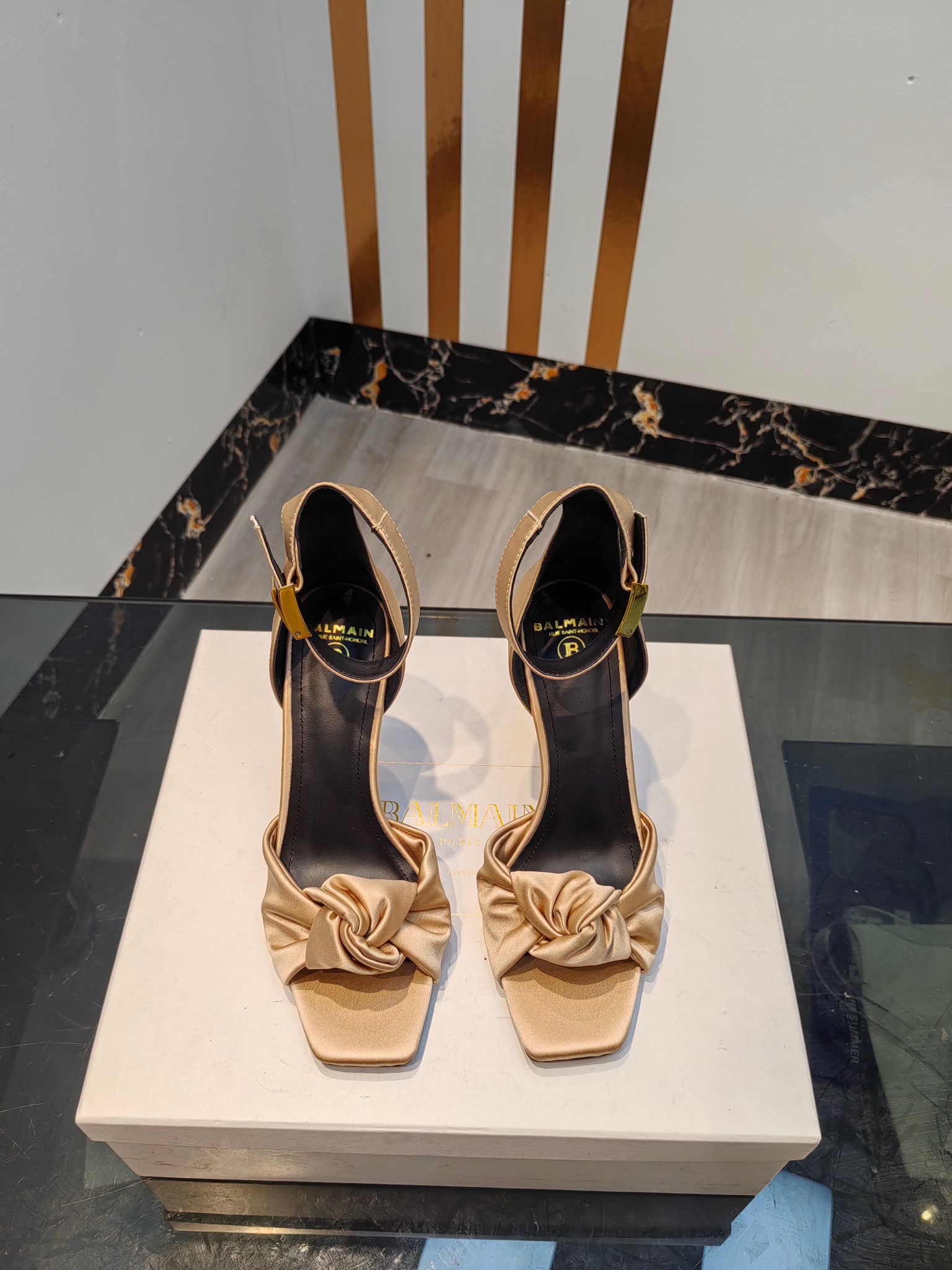 NO:222286,Factory, * Balmain's latest spring and summer 2025 original silk high heel slippers. The brand Balmain was founded by French fashion designer (Pierre Balmain) in 1945. It has become the three custom fashion giants after World War II. [Insidious] [Insidious] This model uses pure hand-crafted craftsmanship to create unique fashion elements. Balmain is becoming more unique and outstanding. Come quickly with a pair of Balmain's small beautiful shoes. Invincible aura is invincible and beautiful [grin] [grin] [grin] This short boot is really imposing and beautiful [grin] [grin] [grin] [grin] The original factory is developed, no original product is not made. Imported silk is imported from the inside. Heel height is 9.5. Outsole: Italian imported leather sole. Size: 35--42 (40.41.42 Customized without return or exchange), Sandals, balmain, sandals, boots, slippers, real silk, Leather soles19860909工厂出,* 巴尔曼2025春夏最新款走秀原版真丝高跟拖鞋.  品牌巴尔曼由法国时装设计师（皮埃尔.巴尔曼）先生创立于1945年的老牌定制时装屋,与、并列成为二战之后的定制时装三巨头[阴险][阴险]此款采用纯手工精工打造别具一格的时尚元素 巴尔曼 愈发別致出众 赶紧来一双巴尔曼小美鞋率性的 无敌气场无敌好看[呲牙][呲牙][呲牙]这短靴真是气势十足 好看的不行[呲牙][呲牙][呲牙]  原厂开发,无原版不做货   材质进口真丝 内里进口真丝 跟高9.5 大底: 意大利进口真皮大底 码数: 35--42（40.41.42定制不退换）,凉鞋,balmain,sandals,boots,slippers,real silk,Leather soles,Women's Shoes