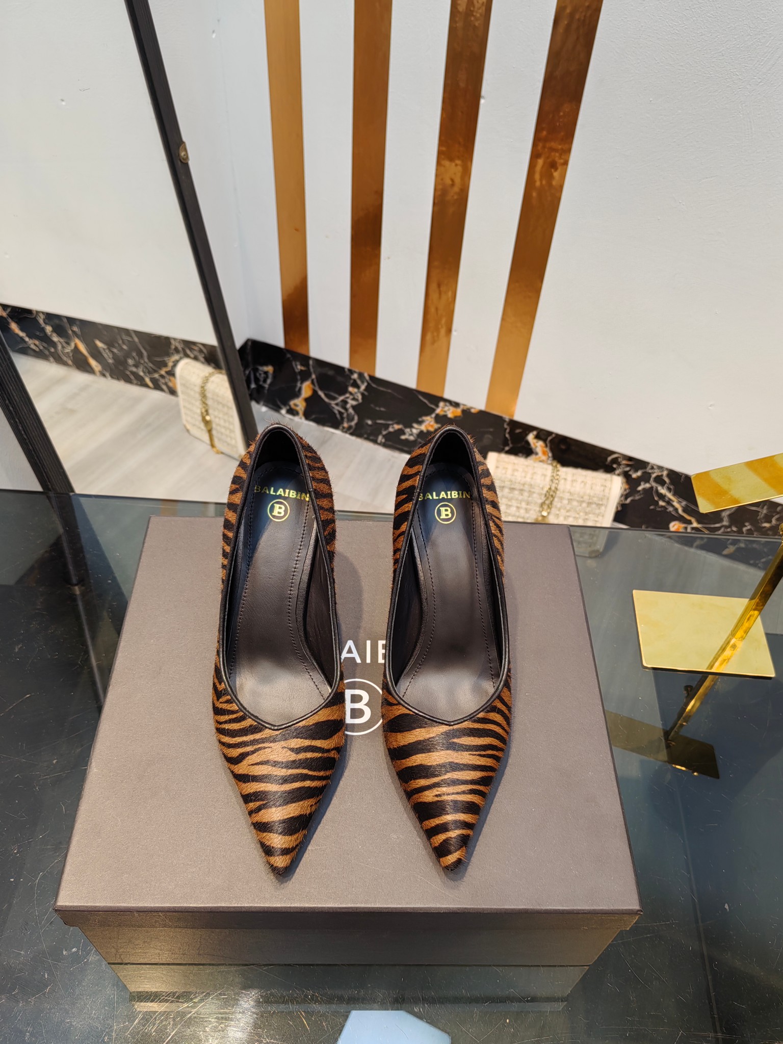 NO:233419,The factory released the new pointed-toe high-heeled single shoes in 2025, using imported zebra fur, with invincible and beautiful legs, beautiful lines, suitable heels, 9.5CM, super temperament, imported cowhide inner lining, soft and comfortable, size 36-42 (40.41.42 custom-made without return and exchange), high heels, cowhide19860909工厂出【Bal*bin】2025新款尖头高跟单鞋,采用进口斑马毛皮,上脚无敌好看,线条优美,跟高适宜,9.5CM,超显气质,进口牛皮内里,柔软舒适,码数36-42（40.41.42定制不退换）,高跟鞋单鞋,high heels,cowhide,Women's Shoes