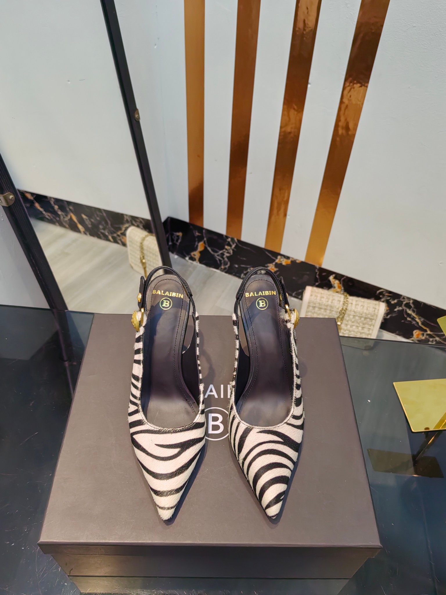 NO:233423,The factory has released the new pointed high-heeled rear hollow sandals in 2025, which are made of imported zebra fur. They are invincible and beautiful on the feet, with beautiful lines, suitable heels, 9.5CM, super temperament, imported cowhide inner lining, soft and comfortable, size 36-42 (40.41.42 custom-made without return and exchange), high heels sandals, sandals, high heels, cowhide19860909工厂出【Bal*bin】2025新款尖头高跟后空凉鞋,采用进口斑马毛皮,上脚无敌好看,线条优美,跟高适宜,9.5CM,超显气质,进口牛皮内里,柔软舒适,码数36-42（40.41.42定制不退换）,高跟鞋凉鞋,sandals,high heels,cowhide,Women's Shoes
