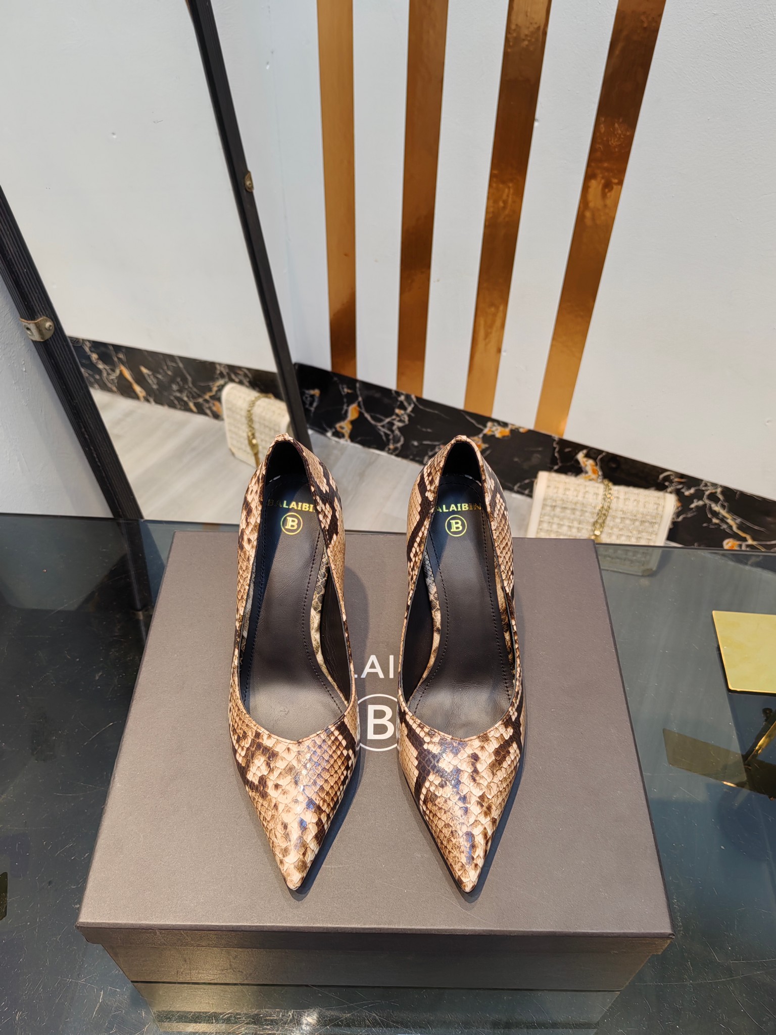 NO:233422,The factory released the new pointed-toe high-heeled single shoes in 2025, using imported snake pattern cowhide, with invincible and beautiful legs, beautiful lines, suitable heel height, 9.5CM, super temperament, imported cowhide inner lining, soft and comfortable, size 36-42 (40.41.42 custom-made without return and exchange), high heels, cowhide19860909工厂出【Bal*bin】2025新款尖头高跟单鞋,采用进口蛇纹牛皮,上脚无敌好看,线条优美,跟高适宜,9.5CM,超显气质,进口牛皮内里,柔软舒适,码数36-42（40.41.42定制不退换）,高跟鞋单鞋,high heels,cowhide,Women's Shoes