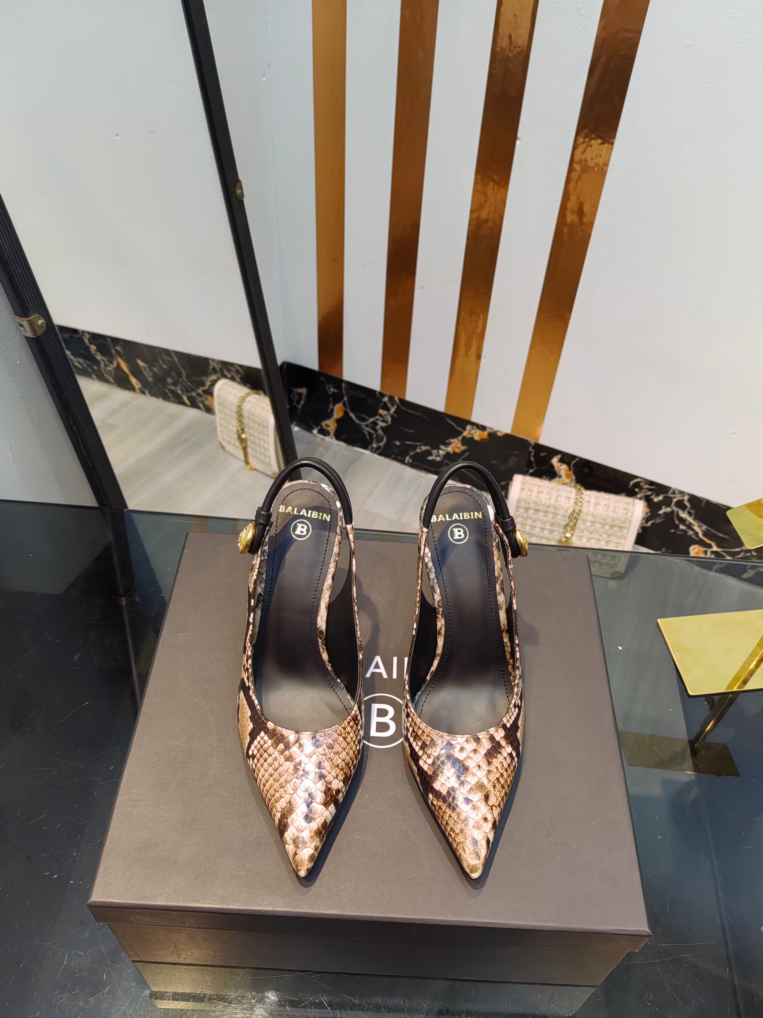 NO:233426,The factory released the new pointed high-heeled rear hollow sandals in 2025, using imported snake pattern cowhide, with invincible and beautiful legs, beautiful lines, suitable heel height, 9.5CM, super temperament, imported cowhide inner lining, soft and comfortable, size 36-42 (40.41.42 custom-made without return and exchange), high heels sandals, sandals, high heels, cowhide19860909工厂出【Bal*bin】2025新款尖头高跟后空凉鞋,采用进口蛇纹牛皮,上脚无敌好看,线条优美,跟高适宜,9.5CM,超显气质,进口牛皮内里,柔软舒适,码数36-42（40.41.42定制不退换）,高跟鞋凉鞋,sandals,high heels,cowhide,Women's Shoes