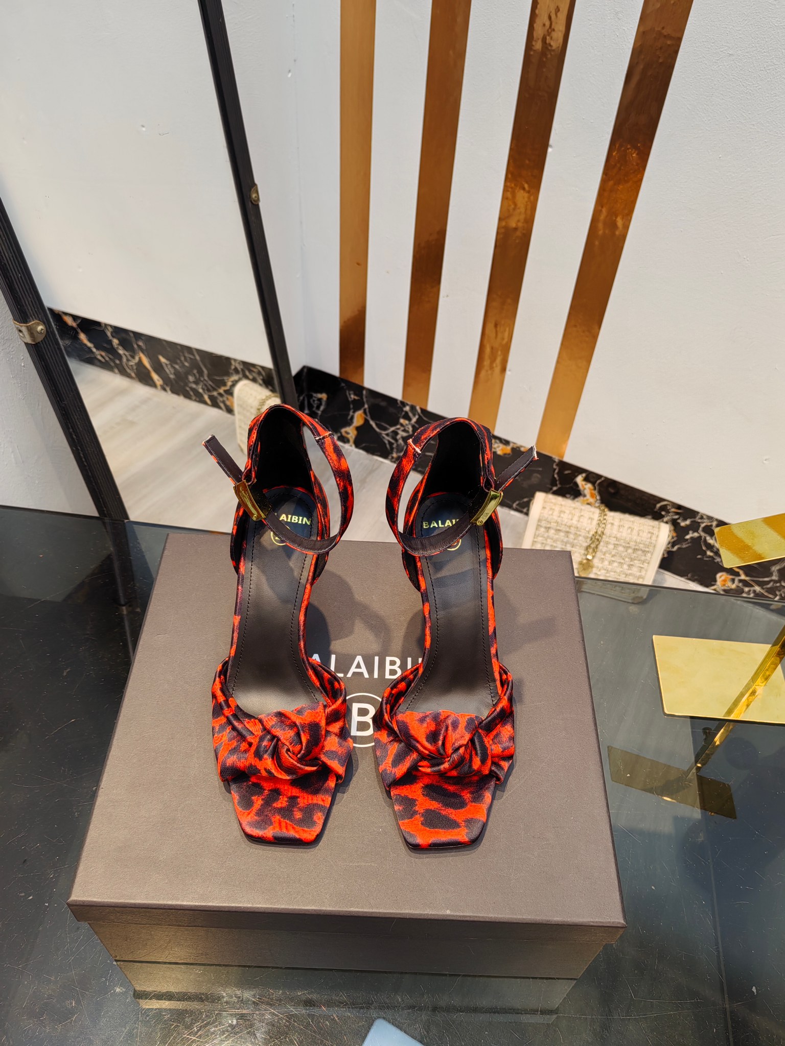 NO:233401,The factory has released the new square-toe high-heel sandals in 2025. It uses imported silk, with beautiful legs, beautiful lines, suitable heel height, 9.5CM, super temperament, imported cowhide inner lining, soft and comfortable, size 36-42 (40.41.42 custom-made without return and exchange), high heels sandals, sandals, high heels, cowhide19860909工厂出【Bal*bin】2025新款方头高跟凉鞋,采用进口丝绸,上脚无敌好看,线条优美,跟高适宜,9.5CM,超显气质,进口牛皮内里,柔软舒适,码数36-42（40.41.42定制不退换）,高跟鞋凉鞋,sandals,high heels,cowhide,Women's Shoes