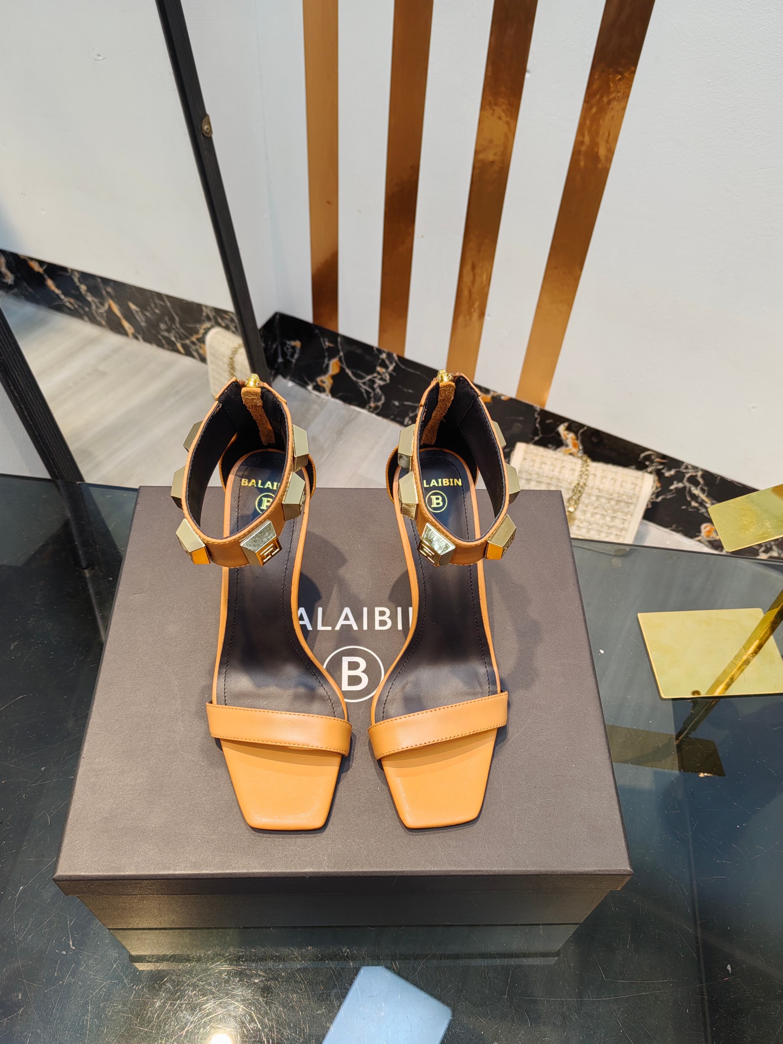 NO:233404,The factory has released the new square-toe high-heel sandals in 2025. They are made of imported cowhide, with beautiful legs, beautiful lines, suitable heel height, 9.5CM, super temperament, imported cowhide inner lining, soft and comfortable, size 36-42 (40.41.42 custom-made without return and exchange), high heels sandals, sandals, high heels, cowhide19860909工厂出【Bal*bin】2025新款方头高跟凉鞋,采用进口牛皮,上脚无敌好看,线条优美,跟高适宜,9.5CM,超显气质,进口牛皮内里,柔软舒适,码数36-42（40.41.42定制不退换）,高跟鞋凉鞋,sandals,high heels,cowhide,Women's Shoes