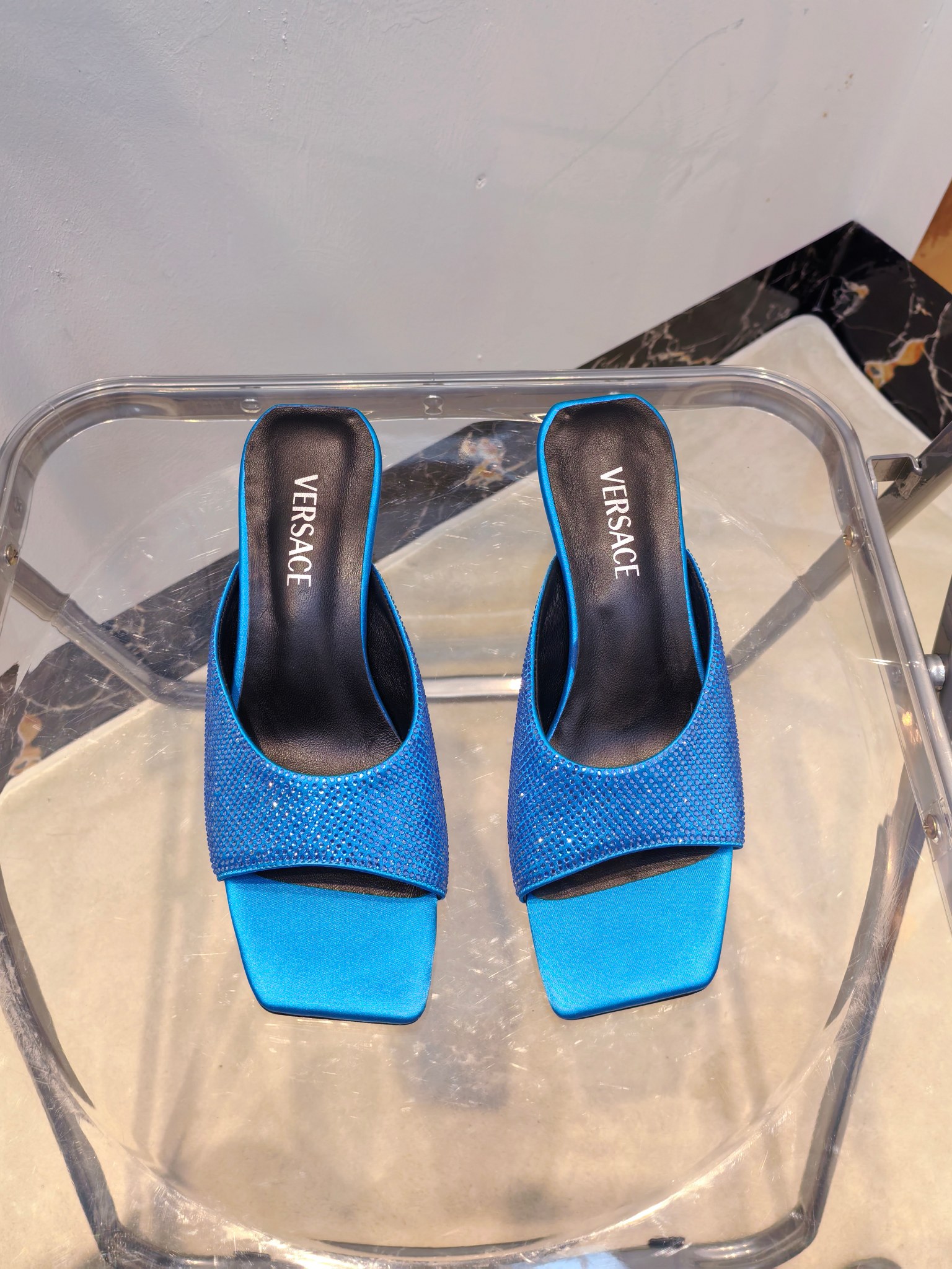 NO:222160,Versace, new counter, perfume bottle, crystal heel series slippers, silk ironing diamond upper, inner foot pad sheepskin heel height 5.5cm sole genuine leather outsole size 35-42 (//42 custom made without return and exchange), high heels slippers, versace, versace, high heels, slippers, sheepskin, real silk, Leather soles19860909工厂出Versace范思哲  专柜新款,香水瓶水晶跟 系列拖鞋 鞋面真丝烫钻 内里垫脚羊皮 跟高5.5cm 鞋底真皮大底 码数35-42码（//42定制不退换）,高跟鞋拖鞋,versace,versace,high heels,slippers,sheepskin,real silk,Leather soles,Women's Shoes