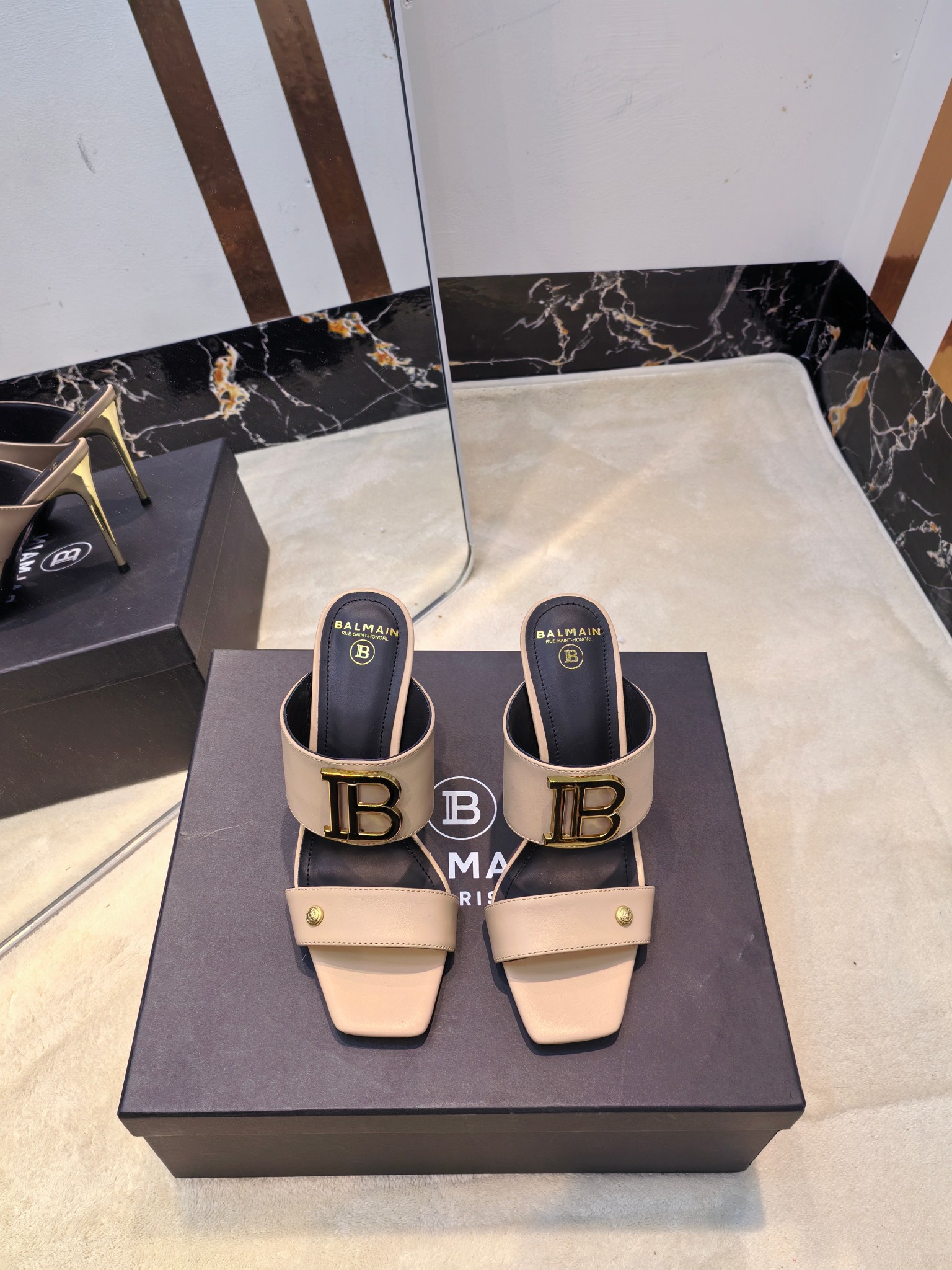 NO:257276,Factory, * Balmain's latest spring and summer 2025 catwalk metal buckle high heel slippers. The brand Balmain was founded by French fashion designer (Pierre Balmain) in 1945. It has become the three custom fashion giants after World War II. [Insidious] [Insidious] This model uses pure hand-crafted craftsmanship to create unique fashion elements. Balmain is becoming more unique and outstanding. Come quickly with a pair of Balmain's small beautiful shoes. Invincible aura is invincible and beautiful [grin] [grin] [grin] These short boots are really imposing and beautiful [grin] [grin] [grin] [grin] Original development, no original version is not made. Material imported cowhide, inner cowhide, heel height 9.5 outsole: Italian imported leather outsole Size: 36--42 (40.41.42 custom-made non-return and exchange), high heels, balmain, boots, high heels, slippers, cowhide, Leather soles19860909工厂出,* 巴尔曼2025春夏最新款走秀金属扣高跟拖鞋  品牌巴尔曼由法国时装设计师（皮埃尔.巴尔曼）先生创立于1945年的老牌定制时装屋,与、并列成为二战之后的定制时装三巨头[阴险][阴险]此款采用纯手工精工打造别具一格的时尚元素 巴尔曼 愈发別致出众 赶紧来一双巴尔曼小美鞋率性的 无敌气场无敌好看[呲牙][呲牙][呲牙]这短靴真是气势十足 好看的不行[呲牙][呲牙][呲牙]  原厂开发,无原版不做货   材质进口牛皮 内里牛皮 跟高9.5 大底: 意大利进口真皮大底 码数: 36--42（40.41.42定制不退换）,高跟鞋,balmain,boots,high heels,slippers,cowhide,Leather soles,Women's Shoes