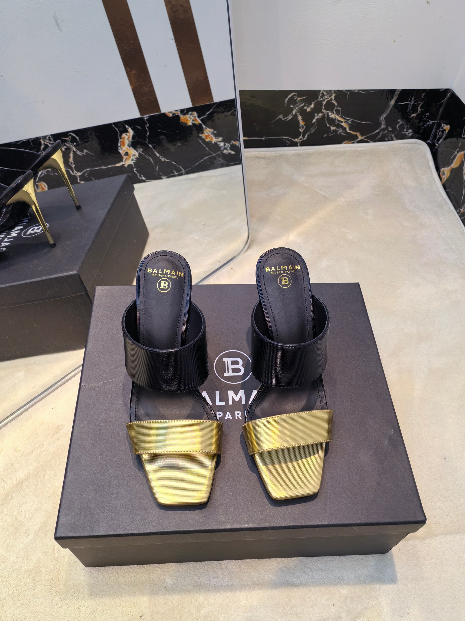 NO:257281,Factory, * Balmain's latest spring and summer 2025 catwalk metal buckle high heel slippers. Brand Balmain was founded by French fashion designer (Pierre Balmain) in 1945. It has become the three custom fashion giants after World War II. [Insidious] [Insidious] This model uses pure hand-crafted craftsmanship to create unique fashion elements. Balmain is becoming more unique and outstanding. Come quickly with a pair of Balmain's small beautiful shoes. Invincible aura is invincible and beautiful [grin] [grin] [grin] This short boot is really imposing and beautiful [grin] [grin] [grin] [grin] The original factory is developed, no original product is not made. Material imported brushed cowhide, inner cowhide, heel height 9.5 outsole: Italian imported leather sole Size: 36--42 (40.41.42 custom-made non-return and exchange), high heels, balmain, boots, high heels, slippers, cowhide, Leather soles19860909工厂出,* 巴尔曼2025春夏最新款走秀金属扣高跟拖鞋  品牌巴尔曼由法国时装设计师（皮埃尔.巴尔曼）先生创立于1945年的老牌定制时装屋,与、并列成为二战之后的定制时装三巨头[阴险][阴险]此款采用纯手工精工打造别具一格的时尚元素 巴尔曼 愈发別致出众 赶紧来一双巴尔曼小美鞋率性的 无敌气场无敌好看[呲牙][呲牙][呲牙]这短靴真是气势十足 好看的不行[呲牙][呲牙][呲牙]  原厂开发,无原版不做货   材质进口拉丝纹牛皮 内里牛皮 跟高9.5 大底: 意大利进口真皮大底 码数: 36--42（40.41.42定制不退换）,高跟鞋,balmain,boots,high heels,slippers,cowhide,Leather soles,Women's Shoes