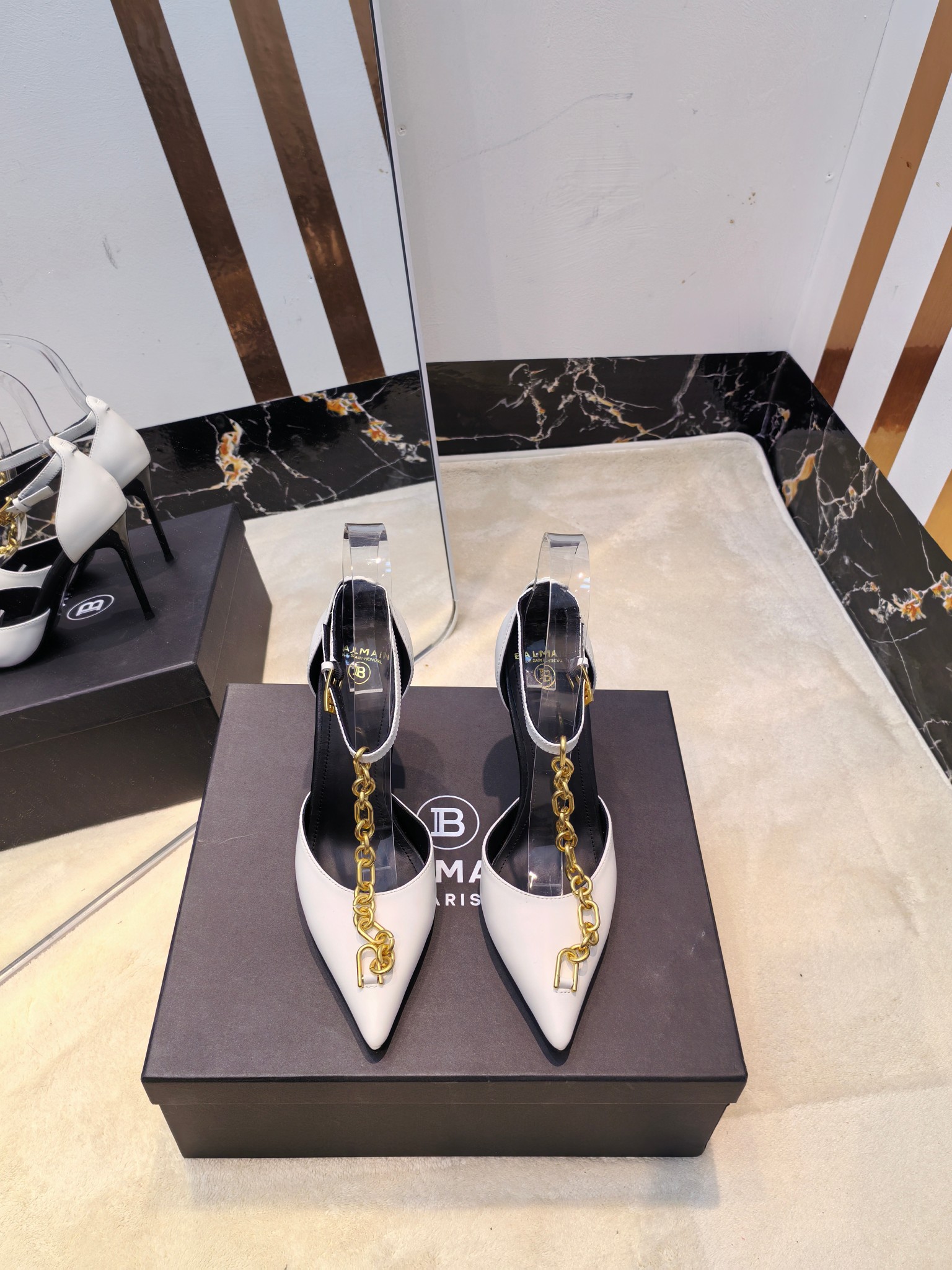 NO:257286,Factory, * Balmain's latest model of spring and summer 2025 catwalk chain hollow high heel single shoes. The brand Balmain was founded by French fashion designer (Pierre Balmain) in 1945. It is a pair of customized fashion houses after World War II. [Insidious] [Insidious] This model uses pure hand-crafted craftsmanship to create unique fashion elements. Balmain is becoming more unique and outstanding. Come quickly with a pair of Balmain's small beautiful shoes. Invincible aura is invincible and beautiful [grin] [grin] [grin] This short boot is really imposing and beautiful [grin] [grin] [grin] [grin] The original factory is developed, no original product is not made. Material imported cowhide, inner cowhide, heel height is 9.5 outsole: Italian imported leather outsole Size: 36--42 (40.41.42 custom-made non-return and exchange), high heels, balmain, boots, high heels, cowhide, Leather soles19860909工厂出,* 巴尔曼2025春夏最新款走秀链条中空高跟单鞋  品牌巴尔曼由法国时装设计师（皮埃尔.巴尔曼）先生创立于1945年的老牌定制时装屋,与、并列成为二战之后的定制时装三巨头[阴险][阴险]此款采用纯手工精工打造别具一格的时尚元素 巴尔曼 愈发別致出众 赶紧来一双巴尔曼小美鞋率性的 无敌气场无敌好看[呲牙][呲牙][呲牙]这短靴真是气势十足 好看的不行[呲牙][呲牙][呲牙]  原厂开发,无原版不做货   材质进口牛皮 内里牛皮 跟高9.5 大底: 意大利进口真皮大底 码数: 36--42（40.41.42定制不退换）,高跟鞋,balmain,boots,high heels,cowhide,Leather soles,Women's Shoes