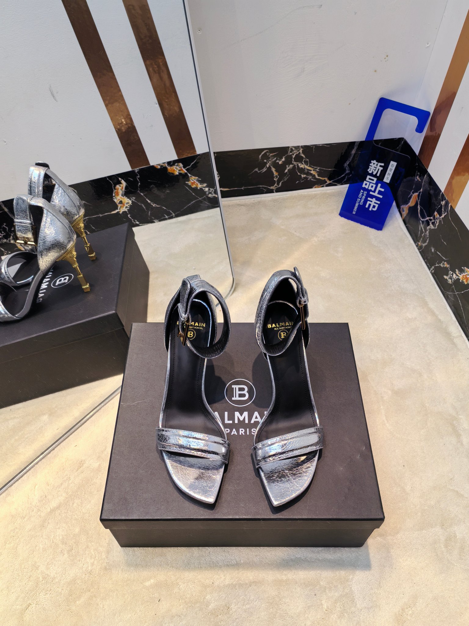 NO:257291,Factory, * Balmain Autumn and Winter 2025 latest show crescent-head metal heel fashion high-heel sandals. Brand Balmain was founded by French fashion designer (Pierre Balmain) in 1945. It is a custom fashion house with and is ranked alongside the three customized fashion giants after World War II. [Insidious] [Insidious] This model uses pure hand-crafted craftsmanship to create unique fashion elements. Balmain is becoming more unique and outstanding. Come quickly with a pair of Balmain's small beautiful shoes. Invincible aura is invincible and beautiful [grin] [grin] [grin] This short boot is really imposing and beautiful [grin] [grin] [grin] [grin] Original development, no original product is not made. Material imported cowhide   original mold opening metal buckle. Cowhide imported cowhide heel height is 10.5 outsole: Italian imported leather outsole trim: Original trim open mold size: 36--42 (40.41.42 custom-made non-return and exchange), high heels, balmain, sandals, boots, high heels, cowhide, Leather soles19860909工厂出,* 巴尔曼秋冬2025最新款走秀月牙头金属跟时装高跟凉鞋  品牌巴尔曼由法国时装设计师（皮埃尔.巴尔曼）先生创立于1945年的老牌定制时装屋,与、并列成为二战之后的定制时装三巨头[阴险][阴险]此款采用纯手工精工打造别具一格的时尚元素 巴尔曼 愈发別致出众 赶紧来一双巴尔曼小美鞋率性的 无敌气场无敌好看[呲牙][呲牙][呲牙]这短靴真是气势十足 好看的不行[呲牙][呲牙][呲牙]  原厂开发,无原版不做货   材质进口牛皮 原版开模金属扣 内里进口牛皮 跟高10.5 大底: 意大利进口真皮大底 饰扣: 原版饰扣开模 码数: 36--42（40.41.42定制不退换）,高跟鞋,balmain,sandals,boots,high heels,cowhide,Leather soles,Women's Shoes