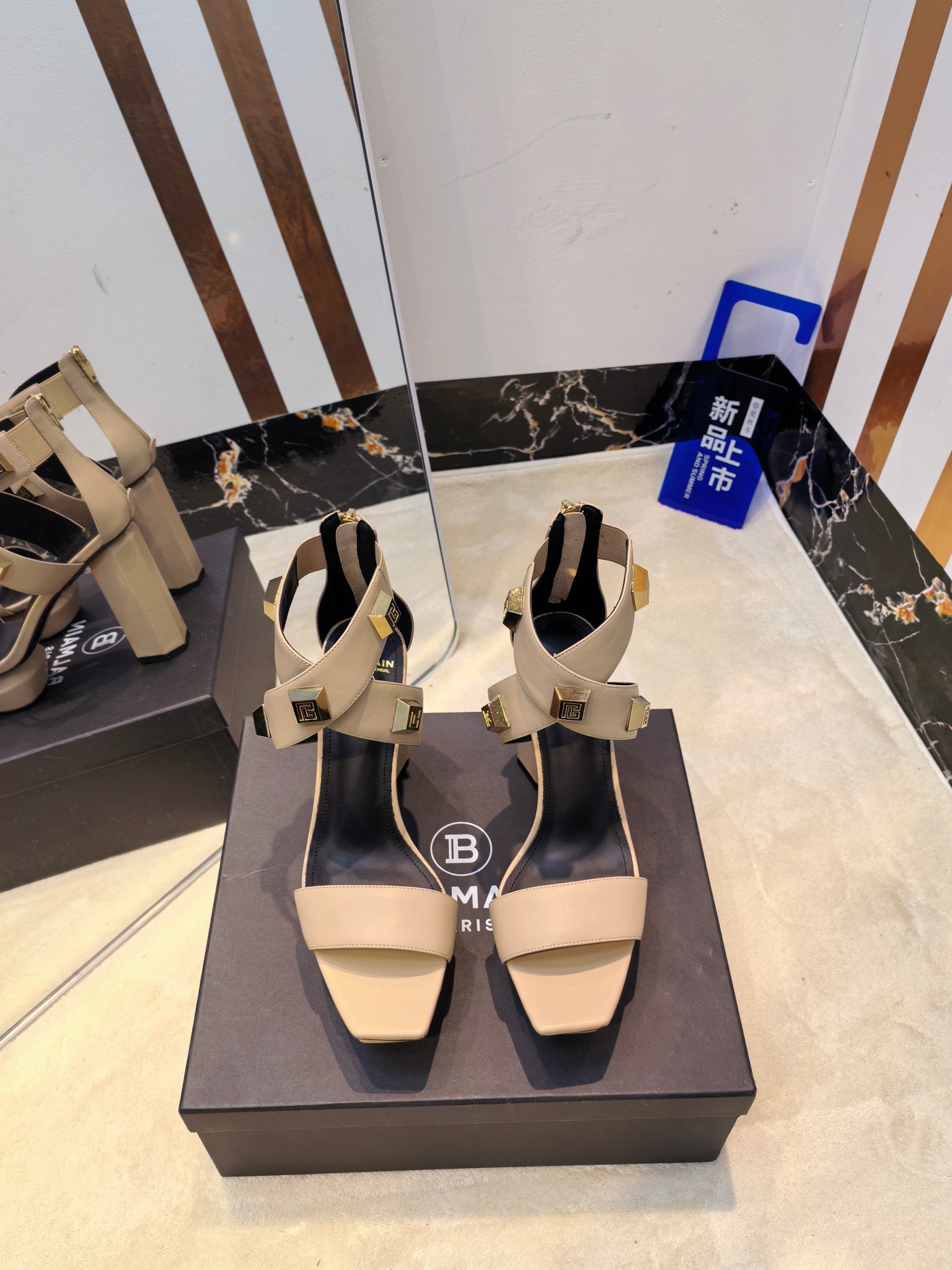 NO:257297,Factory, * Balmain Autumn and Winter 2025 latest fashion show waterproof platform fashion high heel sandals brand Balmain was founded by French fashion designer (Pierre Balmain) in 1945, and has become the three custom fashion giants after World War II [Insidious] [Insidious] This model uses pure hand-crafted craftsmanship to create unique fashion elements. Balmain is becoming more unique and outstanding. Come quickly with a pair of Balmain's small beautiful shoes that are straightforward and invincible. Invincible aura is invincible. [Grin] [Grin] These short boots are really imposing and beautiful. [Grin] [Grin] [Grin] Original development, no original product is not made. Material imported cowhide. Cowhide leather imported cowhide. Heel height is 10.5. Outsole: Italian imported leather outsole. Balmain buckle: Original clasp open mold size: 36--42 (40.41.42 Customized No Returns and Exchanges), High Heels, Balmain, Sandals, Boots, High Heels, Cowhide, Leather Soles19860909工厂出,* 巴尔曼秋冬2025最新款走秀防水台时装高跟凉鞋  品牌巴尔曼由法国时装设计师（皮埃尔.巴尔曼）先生创立于1945年的老牌定制时装屋,与、并列成为二战之后的定制时装三巨头[阴险][阴险]此款采用纯手工精工打造别具一格的时尚元素 巴尔曼 愈发別致出众 赶紧来一双巴尔曼小美鞋率性的 无敌气场无敌好看[呲牙][呲牙][呲牙]这短靴真是气势十足 好看的不行[呲牙][呲牙][呲牙]  原厂开发,无原版不做货   材质进口牛皮 内里进口牛皮 跟高10.5 大底: 意大利进口真皮大底 饰扣: 原版饰扣开模 码数: 36--42（40.41.42定制不退换）,高跟鞋,balmain,sandals,boots,high heels,cowhide,Leather soles,Women's Shoes