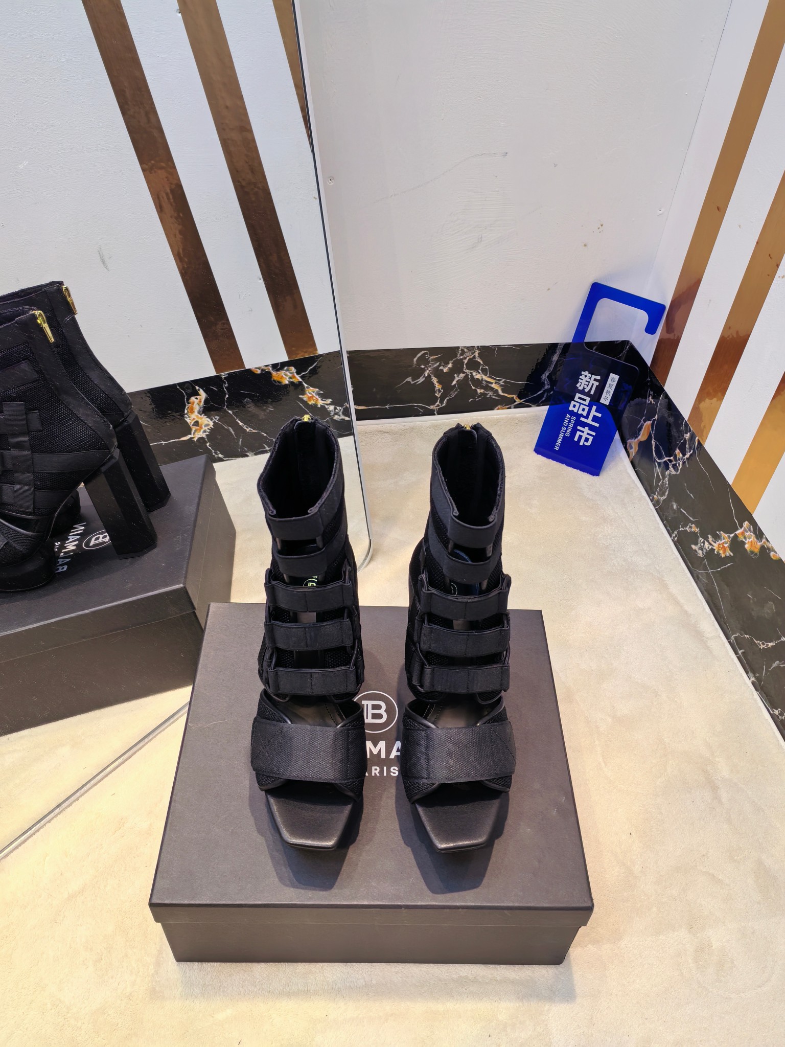 NO:257302,Factory, * Balmain Autumn and Winter 2025 latest fashion waterproof platform fashion high-heeled sandals. Brand Balmain was founded by French fashion designer (Pierre Balmain) in 1945. It has become the three custom fashion giants after World War II. [Insidious] [Insidious] This model uses pure hand-crafted craftsmanship to create unique fashion elements. Balmain is becoming more unique and outstanding. Come quickly with a pair of Balmain's small beautiful shoes. Invincible aura is invincible and beautiful [grin] [grin] [grin] This short boot is really imposing and beautiful [grin] [grin] [grin] [grin] Original development, no original product is not made. Material imported cowhide   imported mesh fabric. Cowhide leather inside. Heel height is 10.5. Outsole: Italian imported leather sole. Bent: Original clasp opening mold Number of sizes: 36--42 (40.41.42 custom-made non-return and exchange), high heels, balmain, boots, high heels, cowhide, Leather soles19860909工厂出,* 巴尔曼秋冬2025最新款走秀防水台时装高跟凉靴  品牌巴尔曼由法国时装设计师（皮埃尔.巴尔曼）先生创立于1945年的老牌定制时装屋,与、并列成为二战之后的定制时装三巨头[阴险][阴险]此款采用纯手工精工打造别具一格的时尚元素 巴尔曼 愈发別致出众 赶紧来一双巴尔曼小美鞋率性的 无敌气场无敌好看[呲牙][呲牙][呲牙]这短靴真是气势十足 好看的不行[呲牙][呲牙][呲牙]  原厂开发,无原版不做货   材质进口牛皮 进口网布 内里进口牛皮 跟高10.5 大底: 意大利进口真皮大底 饰扣: 原版饰扣开模 码数: 36--42（40.41.42定制不退换）,高跟鞋,balmain,boots,high heels,cowhide,Leather soles,Women's Shoes