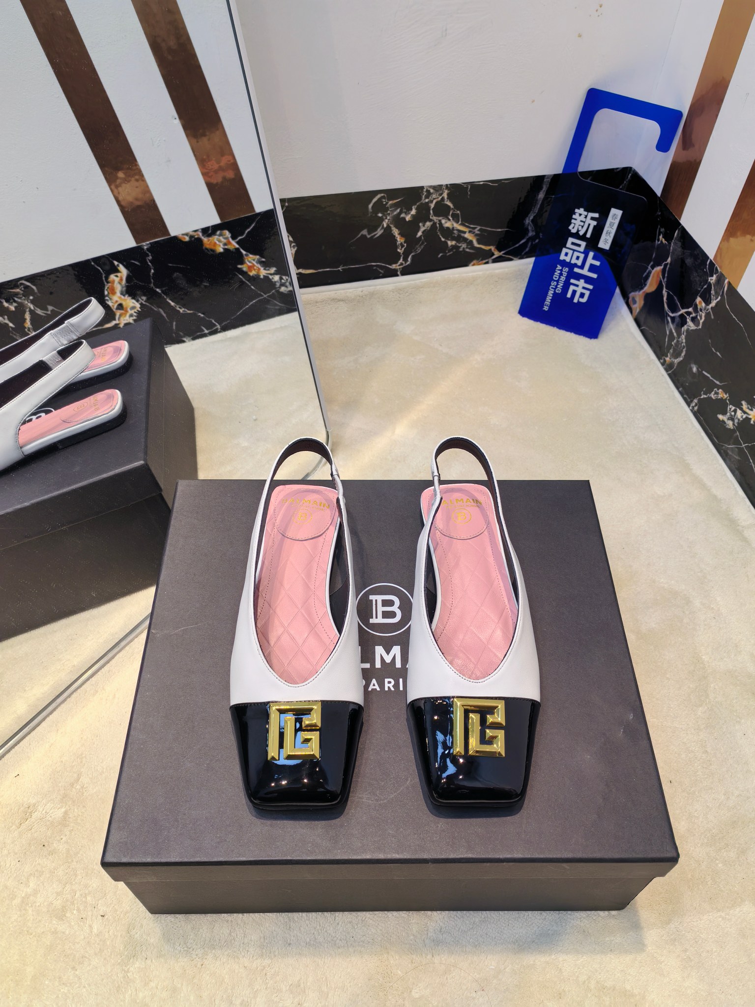 NO:577138,From the factory, * Balmain's latest autumn and winter catwalk square-toe flat-soled back hollow shoes. The brand Balmain was founded by the French fashion designer (Pierre Balmain) as an old custom fashion house in 2000. Together with and became the top three custom fashion giants after World War II [Insidious] [Insidious] This style uses pure handcrafting to create unique fashion elements. Balmain is becoming more and more chic and outstanding. Hurry up and get a pair of Balmain's beautiful shoes. Invincible aura, invincible and good-looking [呲呲][呲呲][呲呲] These short boots are really full of momentum. They are so good-looking. [呲呲][呲呲][呲呲] Developed by the original factory, no products will be made without the original material. Material imported cowhide. Lining imported cowhide. Heel height 1.5. Outsole: Genuine leather outsole imported from Italy. Buckle: Original buckle. Mold number: 36--42 (40.41.42 customization is not returnable), sandals, balmain, sandals, boots, cowhide, Leather soles19860909工厂出,* 巴尔曼秋冬最新款走秀方头平底后空单鞋  品牌巴尔曼由法国时装设计师（皮埃尔.巴尔曼）先生创立于年的老牌定制时装屋,与、并列成为二战之后的定制时装三巨头[阴险][阴险]此款采用纯手工精工打造别具一格的时尚元素 巴尔曼 愈发別致出众 赶紧来一双巴尔曼小美鞋率性的 无敌气场无敌好看[呲牙][呲牙][呲牙]这短靴真是气势十足 好看的不行[呲牙][呲牙][呲牙]  原厂开发,无原版不做货   材质进口牛皮 内里进口牛皮 跟高1.5 大底: 意大利进口真皮大底 饰扣: 原版饰扣开模 码数: 36--42（40.41.42定制不退换）,凉鞋,balmain,sandals,boots,cowhide,Leather soles,Women's Shoes