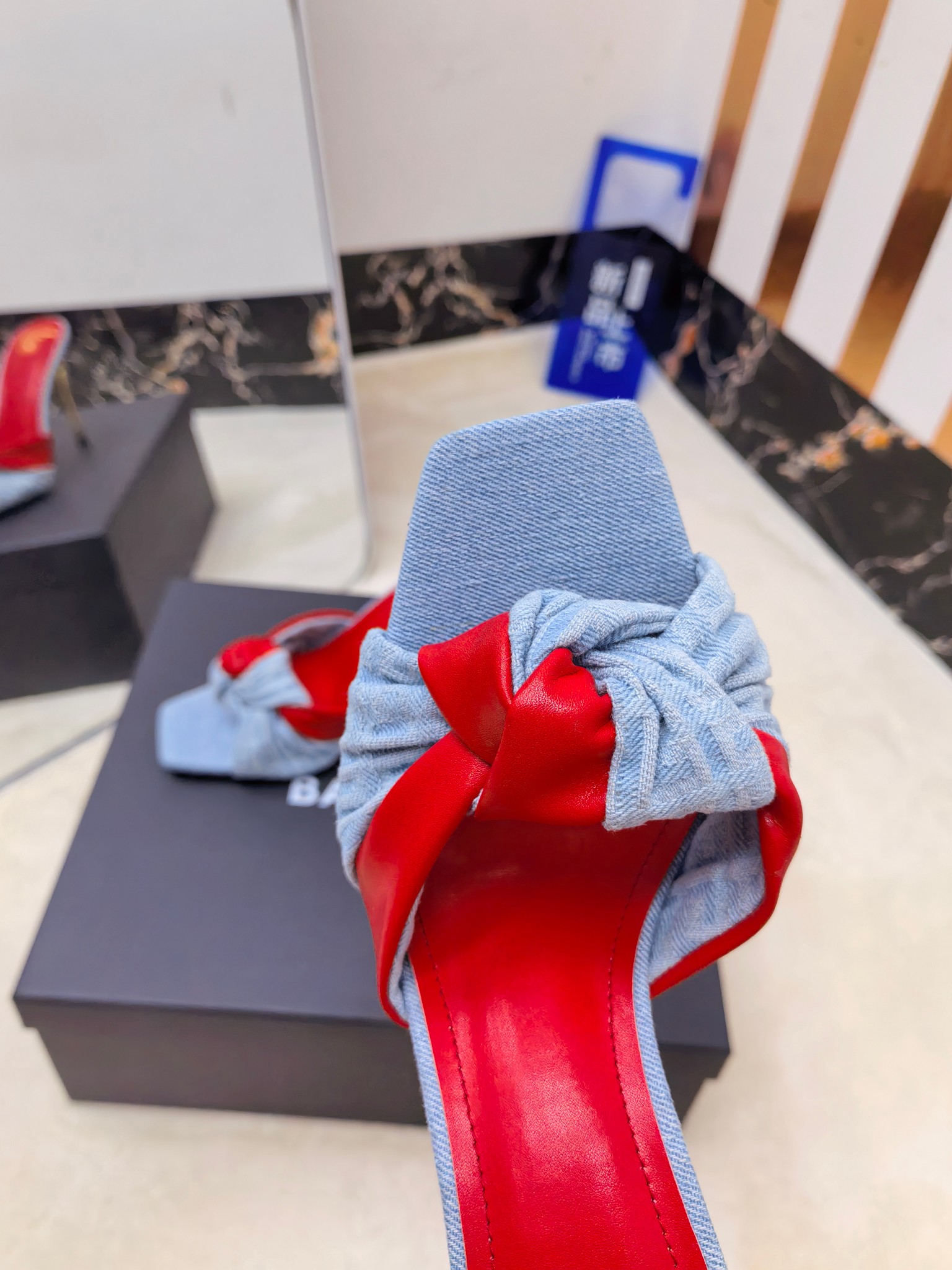 Balmain Balmain: French Fashion Icon Since 1945, Handcrafted Luxury Apparel with Unique Elements - 图片 4