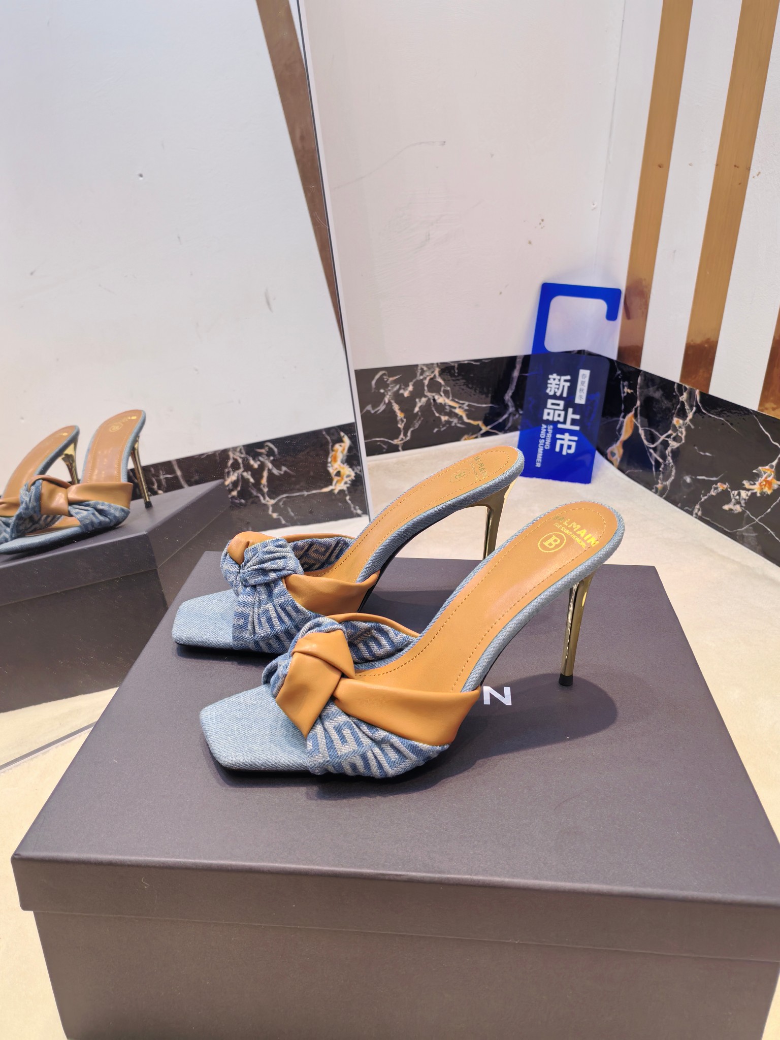 Balmain Balmain: French Luxury Fashion with Handcrafted Precision - 图片 1