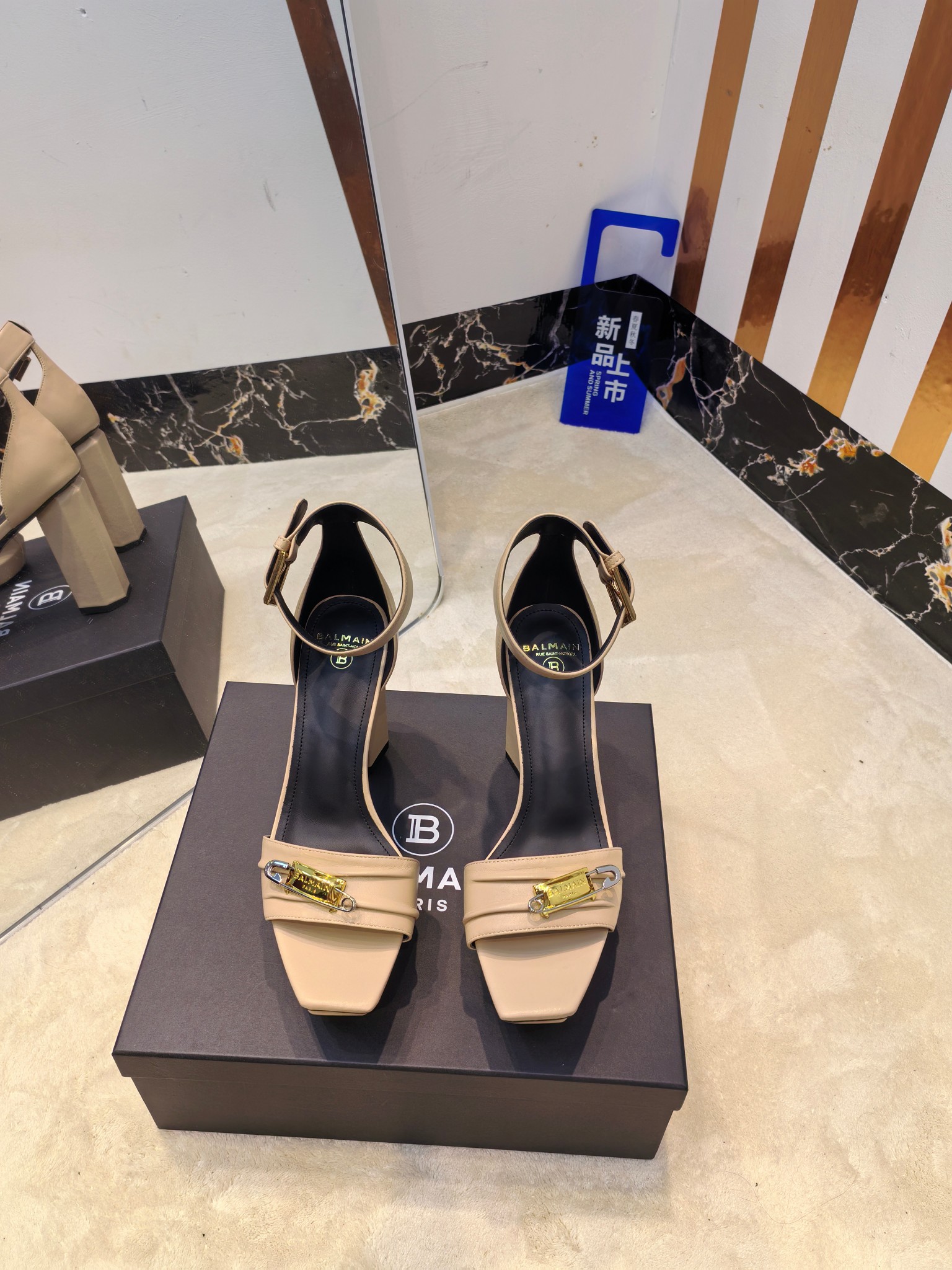 NO:482150,Factory, * Balmain Autumn and Winter 2025 latest fashion show waterproof platform fashion high heel sandals brand Balmain was founded by French fashion designer (Pierre Balmain) in 1945, and has become the three custom fashion giants after World War II [Insidious] [Insidious] This model uses pure hand-crafted craftsmanship to create unique fashion elements. Balmain is becoming more unique and outstanding. Come quickly with a pair of Balmain's small beautiful shoes with invincible aura and beautiful aura [grin] [grin] [grin] This short boot is really imposing and beautiful [grin] [grin] [grin] [grin] The original factory is developed, no original product is not made of goods. Material imported sheepskin, imported cowhide leather inside, heel height 10.5 outsole: Italian imported leather outsole. Balmain buckle: Original buckle open mold size: 36--42 (40.41.42 custom-made non-return and exchange), high heels sandals, balmain, sandals, boots, high heels, cowhide, sheepskin, Leather soles19860909工厂出,* 巴尔曼秋冬2025最新款走秀防水台时装高跟凉鞋  品牌巴尔曼由法国时装设计师（皮埃尔.巴尔曼）先生创立于1945年的老牌定制时装屋,与、并列成为二战之后的定制时装三巨头[阴险][阴险]此款采用纯手工精工打造别具一格的时尚元素 巴尔曼 愈发別致出众 赶紧来一双巴尔曼小美鞋率性的 无敌气场无敌好看[呲牙][呲牙][呲牙]这短靴真是气势十足 好看的不行[呲牙][呲牙][呲牙]  原厂开发,无原版不做货   材质进口羊皮 内里进口牛皮 跟高10.5 大底: 意大利进口真皮大底 饰扣: 原版饰扣开模 码数: 36--42（40.41.42定制不退换）,高跟鞋凉鞋,balmain,sandals,boots,high heels,cowhide,sheepskin,Leather soles,Women's Shoes