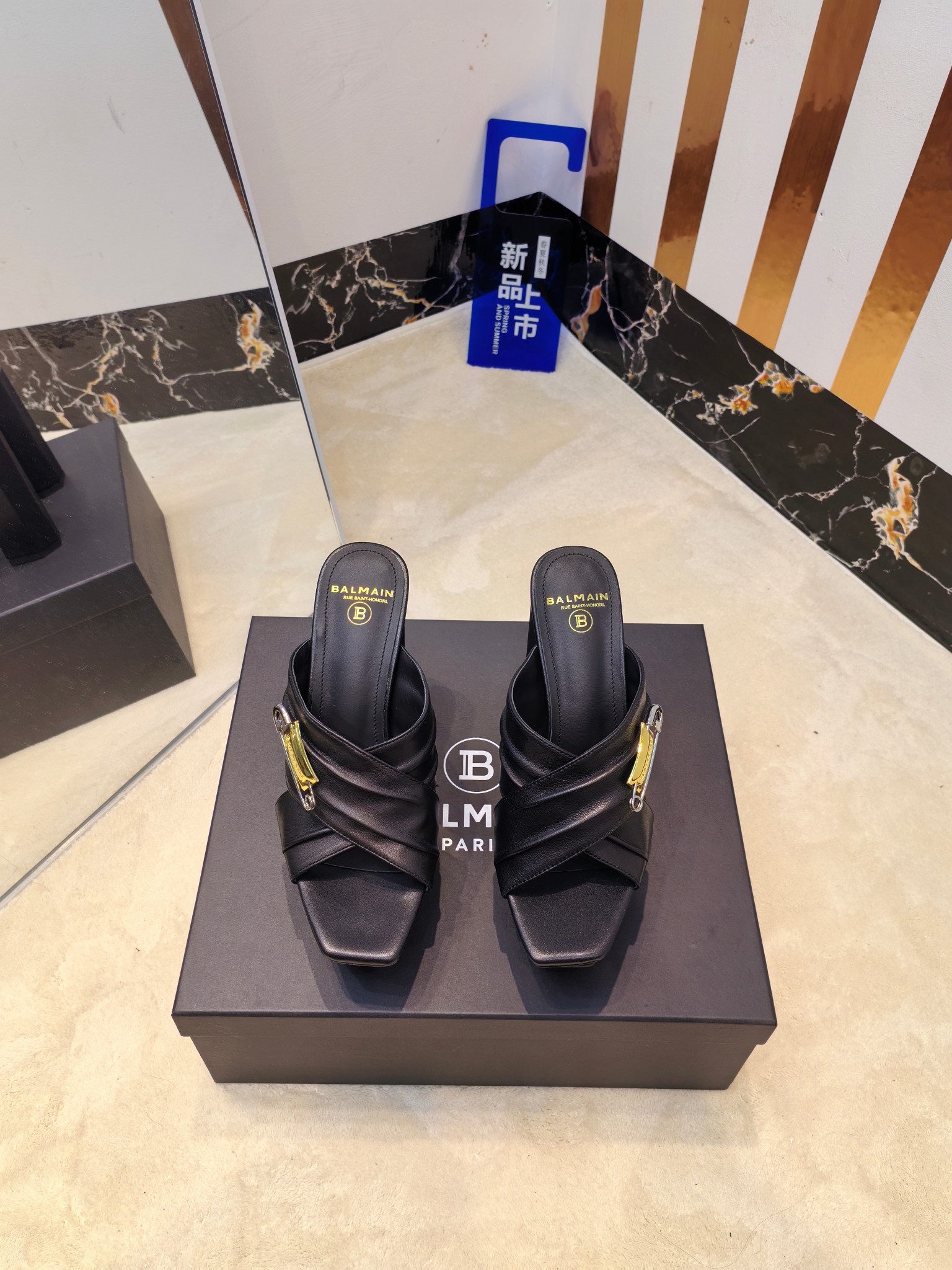 NO:482156,Factory, * Balmain Autumn and Winter 2025 latest fashion show waterproof platform fashion high heel slippers Brand Balmain was founded by French fashion designer (Pierre Balmain) in 1945, and has become the three custom fashion giants after World War II [Insidious] [Insidious] This model uses pure hand-crafted craftsmanship to create unique fashion elements. Balmain is becoming more unique and outstanding. Come quickly with a pair of Balmain's small beautiful shoes with invincible aura and beautiful aura [grin] [grin] [grin] This short boot is really imposing and beautiful [grin] [grin] [grin] [grin] Original development, no original product is not made. Material imported sheepskin, imported cowhide leather inside, heel height 10.5 outsole: Italian imported leather outsole, buckle: original trim open size: 36--42 (40.41.42 custom-made non-return and exchange), semi-tork high heels, balmain, boots, high heels, slippers, cowhide, sheepskin, Leather soles19860909工厂出,* 巴尔曼秋冬2025最新款走秀防水台时装高跟拖鞋  品牌巴尔曼由法国时装设计师（皮埃尔.巴尔曼）先生创立于1945年的老牌定制时装屋,与、并列成为二战之后的定制时装三巨头[阴险][阴险]此款采用纯手工精工打造别具一格的时尚元素 巴尔曼 愈发別致出众 赶紧来一双巴尔曼小美鞋率性的 无敌气场无敌好看[呲牙][呲牙][呲牙]这短靴真是气势十足 好看的不行[呲牙][呲牙][呲牙]  原厂开发,无原版不做货   材质进口羊皮 内里进口牛皮 跟高10.5 大底: 意大利进口真皮大底 饰扣: 原版饰扣开模 码数: 36--42（40.41.42定制不退换）,半拖高跟鞋,balmain,boots,high heels,slippers,cowhide,sheepskin,Leather soles,Women's Shoes