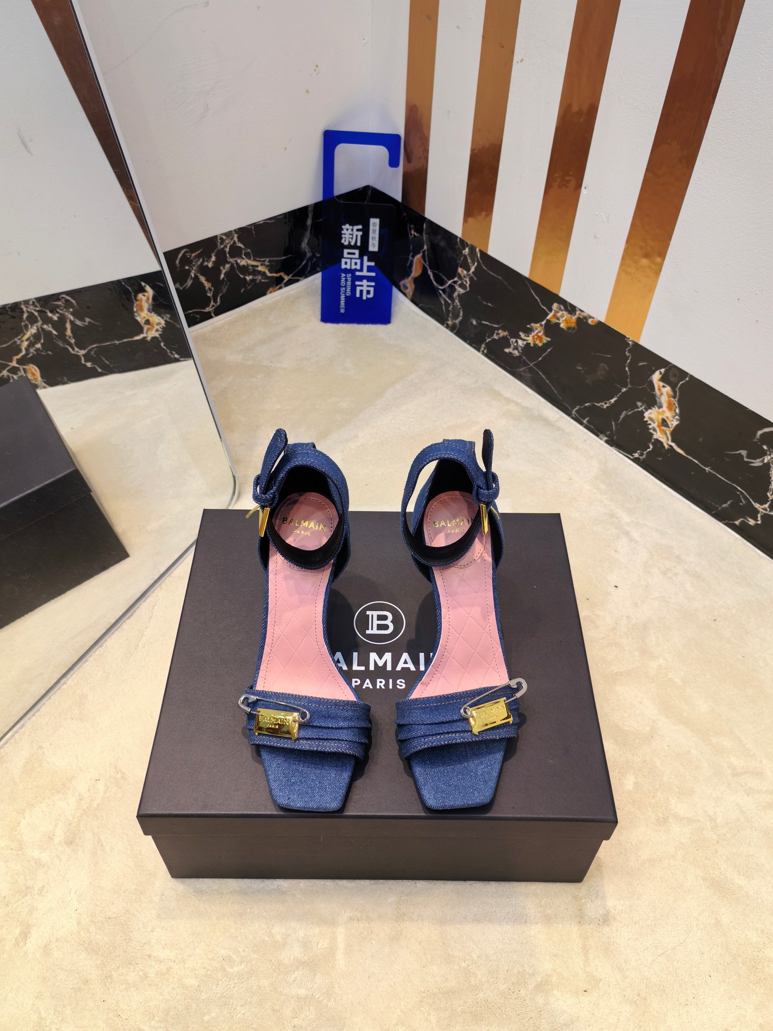 NO:577121,From the factory, * Balmain's latest autumn and winter catwalk fashion high-heeled sandals. The brand Balmain was founded by the French fashion designer (Pierre Balmain). It is an old custom fashion house founded in 2000. It has become one of the three custom fashion giants after World War II. Invincible aura, invincible and good-looking [呲呲][呲呲][呲呲] These short boots are really full of momentum. They are so good-looking. [呲呲][呲呲][呲呲] Developed by the original factory, no goods will be produced without the original material. Material imported sheepskin. Lining imported cowhide. Heel height 9.5. Outsole: Genuine leather outsole imported from Italy. Buckle: Original buckle. Mold number: 36--42 (40.41.42 customization is not returnable), high heels and sandals, balmain, sandals, boots, high heels, cowhide, sheepskin, Leather soles19860909工厂出,* 巴尔曼秋冬最新款走秀时装高跟凉鞋  品牌巴尔曼由法国时装设计师（皮埃尔.巴尔曼）先生创立于年的老牌定制时装屋,与、并列成为二战之后的定制时装三巨头[阴险][阴险]此款采用纯手工精工打造别具一格的时尚元素 巴尔曼 愈发別致出众 赶紧来一双巴尔曼小美鞋率性的 无敌气场无敌好看[呲牙][呲牙][呲牙]这短靴真是气势十足 好看的不行[呲牙][呲牙][呲牙]  原厂开发,无原版不做货   材质进口羊皮 内里进口牛皮 跟高9.5 大底: 意大利进口真皮大底 饰扣: 原版饰扣开模 码数: 36--42（40.41.42定制不退换）,高跟鞋凉鞋,balmain,sandals,boots,high heels,cowhide,sheepskin,Leather soles,Women's Shoes