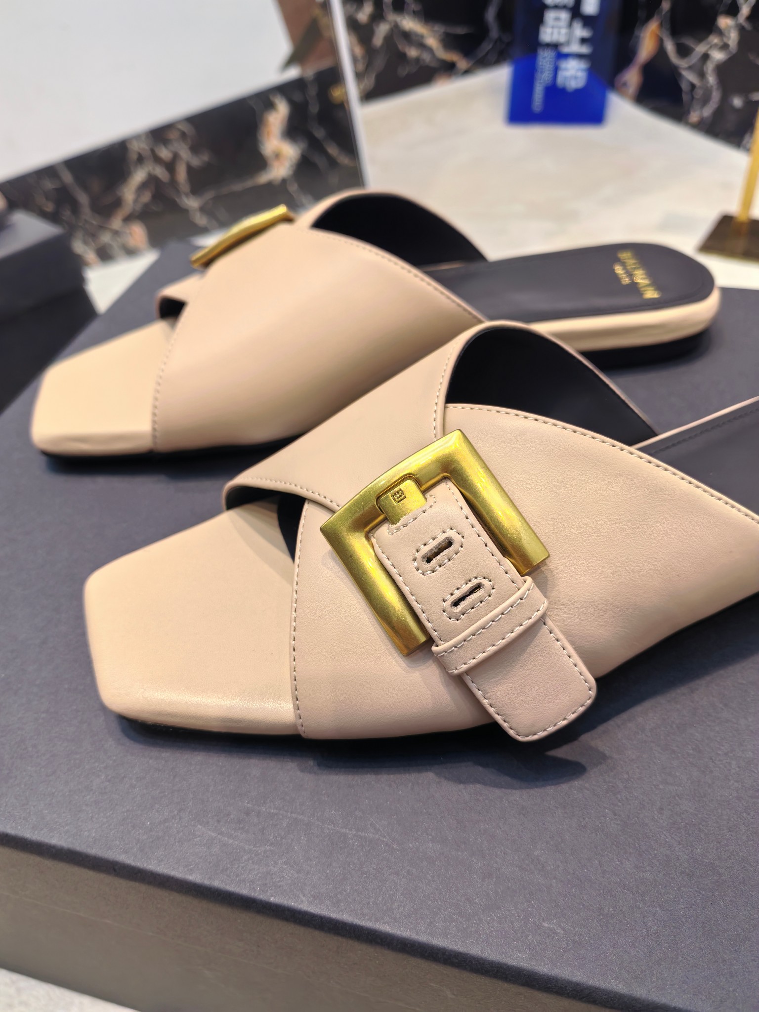Balmain’s 2025 Flat-Side Slippers: Luxurious Design with Unique Details - 图片 4