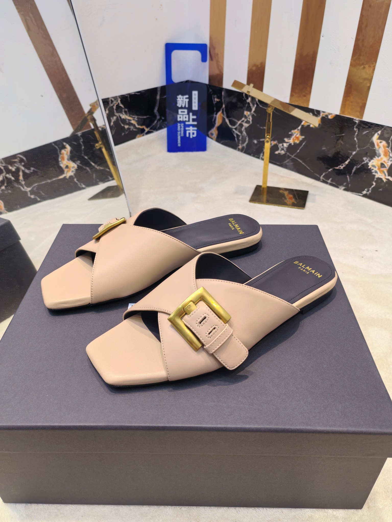 Balmain’s 2025 Flat-Side Slippers: Luxurious Design with Unique Details - 图片 3