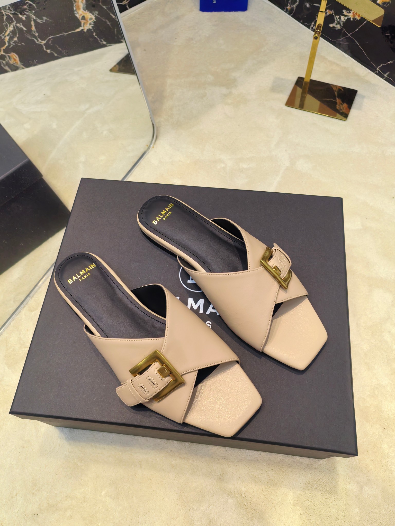 Balmain’s 2025 Flat-Side Slippers: Luxurious Design with Unique Details - 图片 9