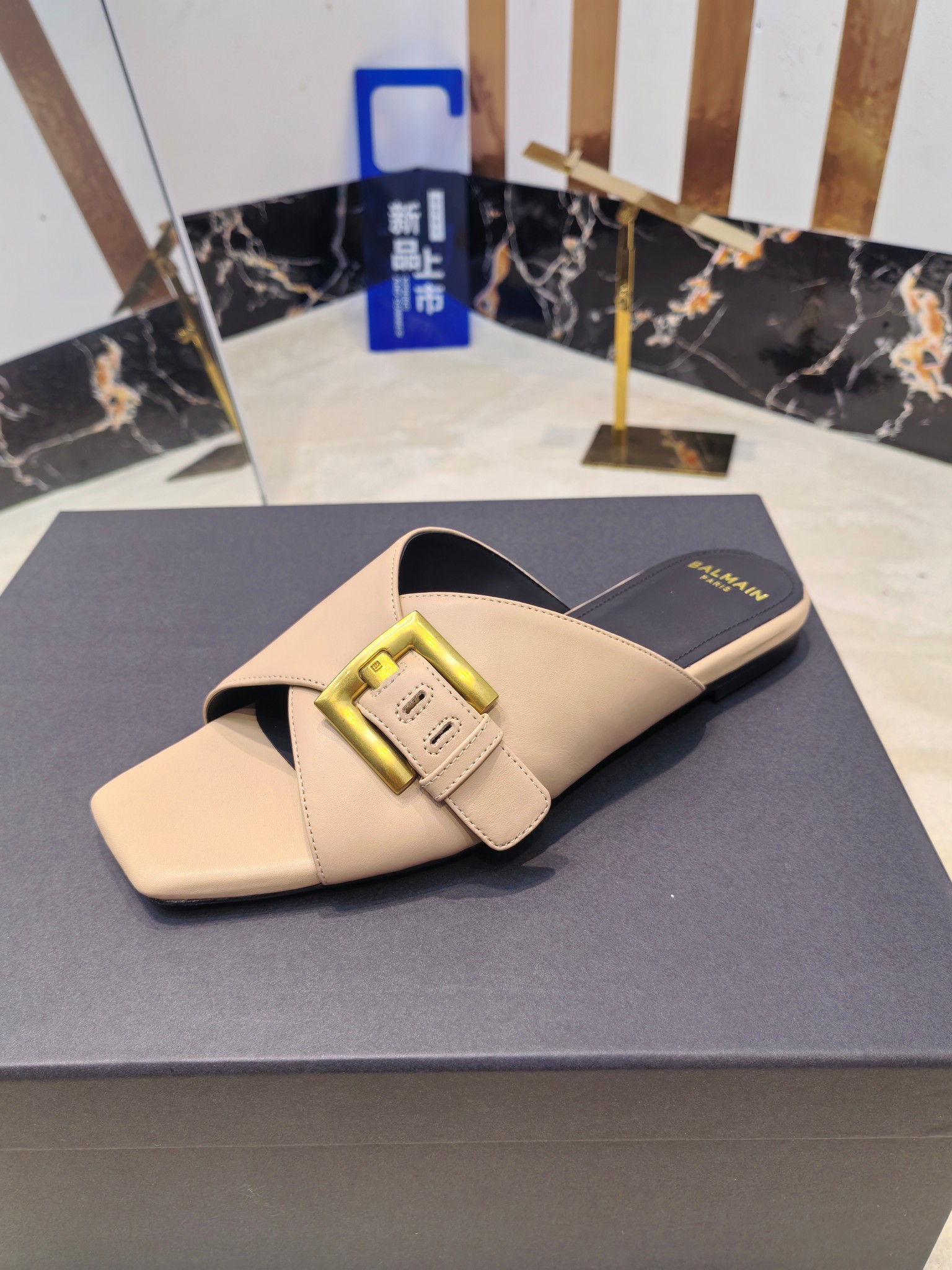 Balmain’s 2025 Flat-Side Slippers: Luxurious Design with Unique Details - 图片 8