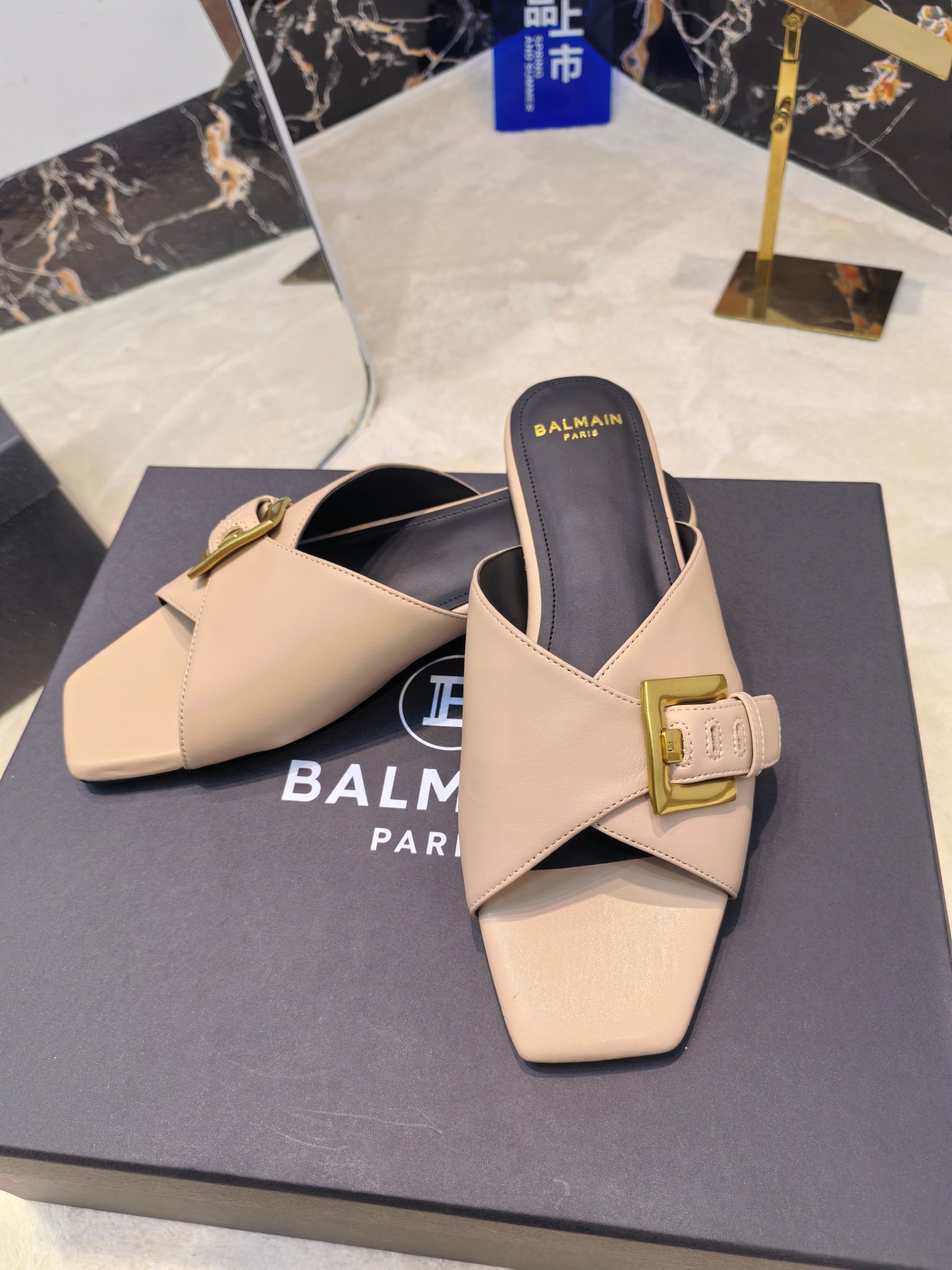Balmain’s 2025 Flat-Side Slippers: Luxurious Design with Unique Details - 图片 7