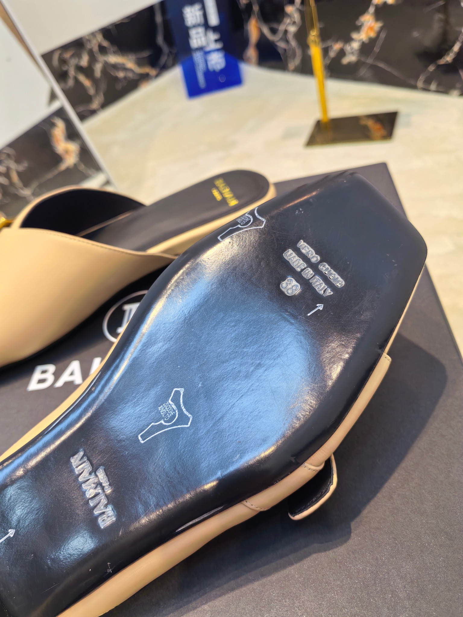 Balmain’s 2025 Flat-Side Slippers: Luxurious Design with Unique Details - 图片 6