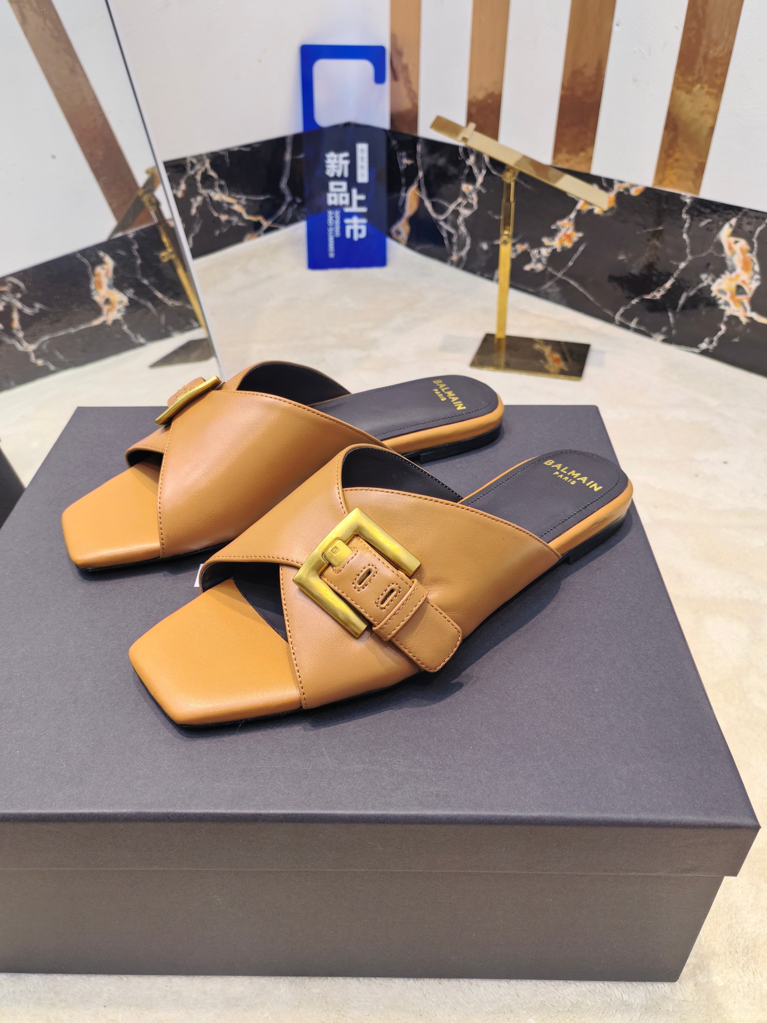 Balmain 2025 Flat-Side Slippers: Luxury Craftsmanship and Unique Design - 图片 3