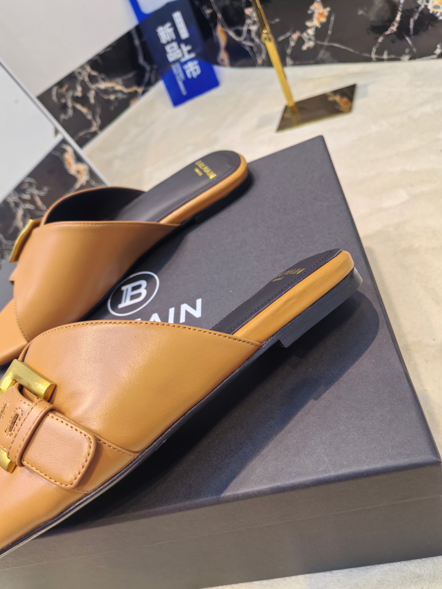 Balmain 2025 Flat-Side Slippers: Luxury Craftsmanship and Unique Design - 图片 5