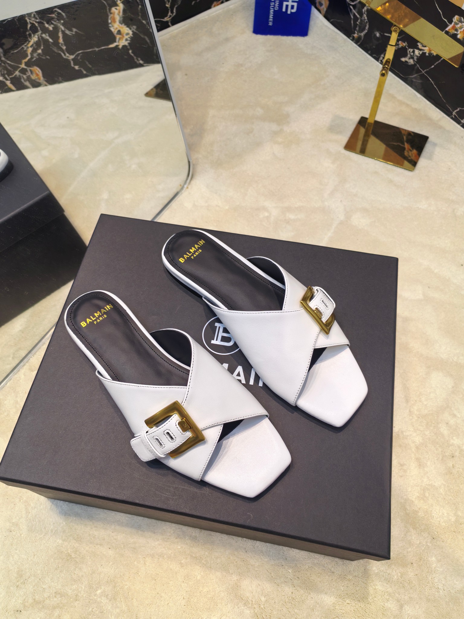 Balmain’s 2025 Flat-Side Slippers: Unique French Fashion Craftsmanship - 图片 9